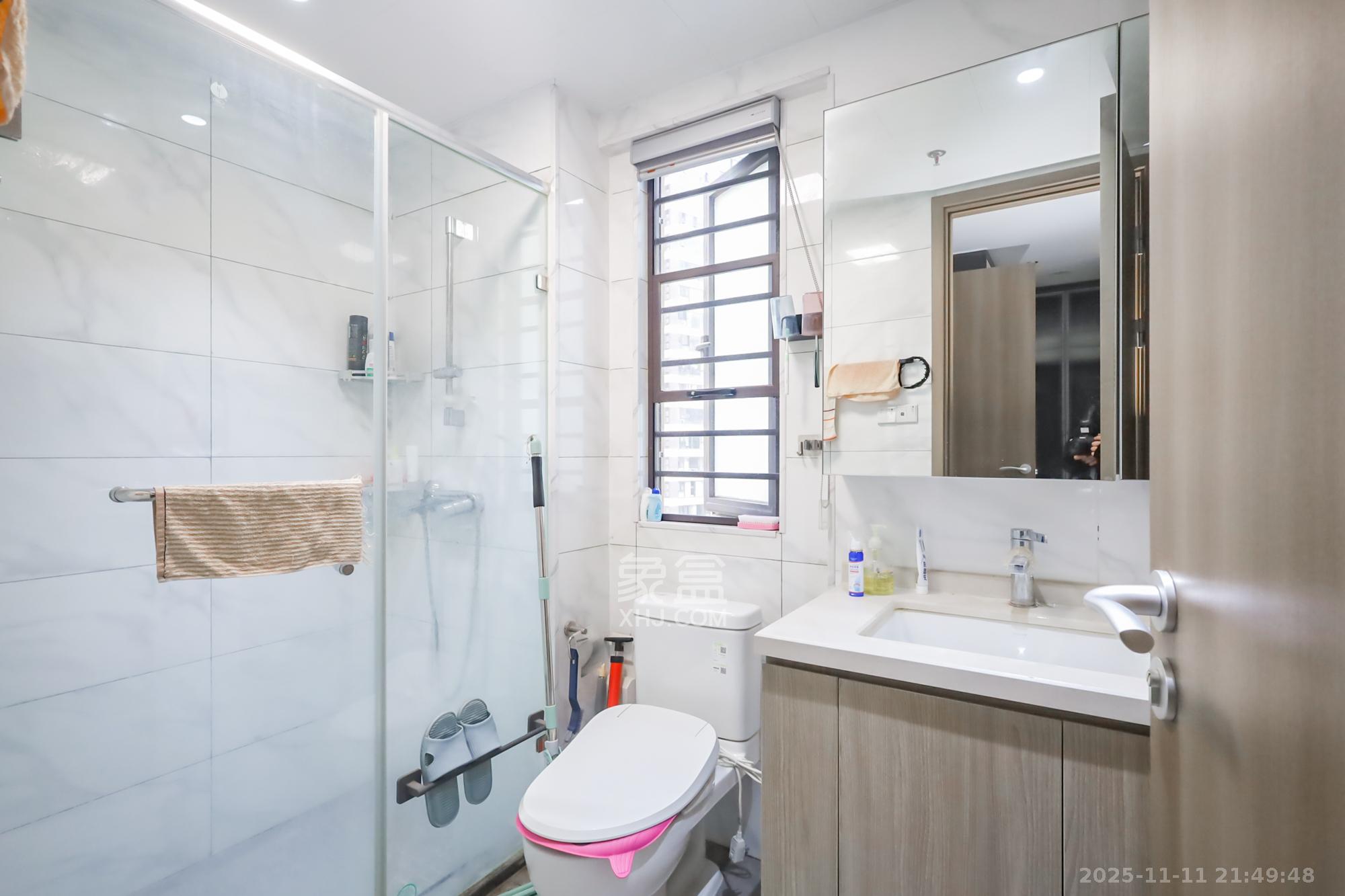 越秀悦湖台  4室2厅2卫    248.5万卫生间