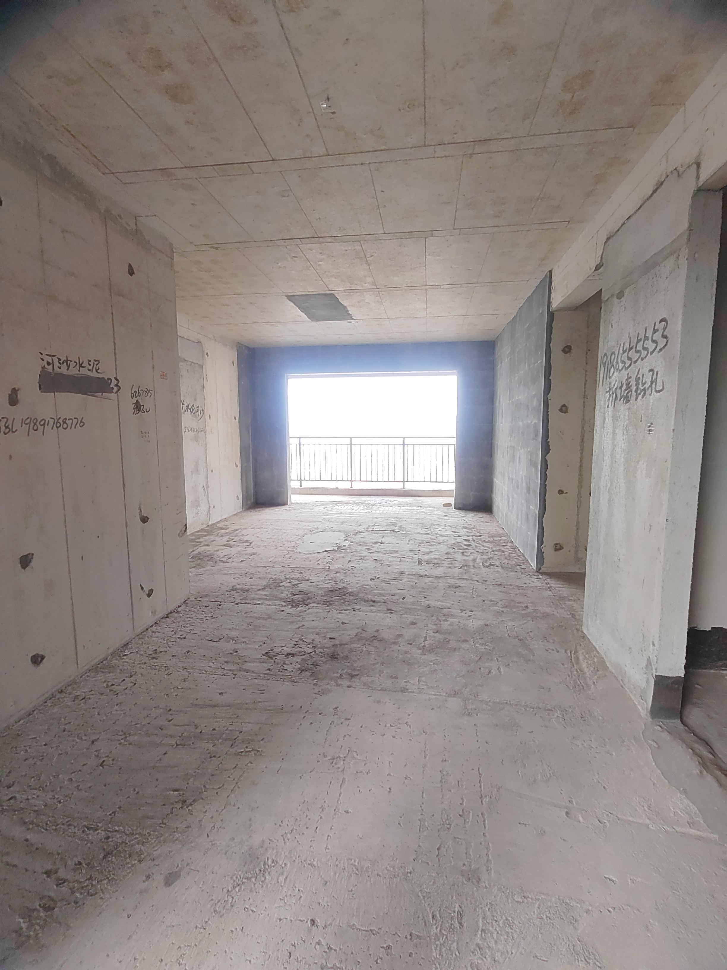 青春里 5室2厅2卫 145.8万 青春里 5室2厅2卫 145.8万客厅