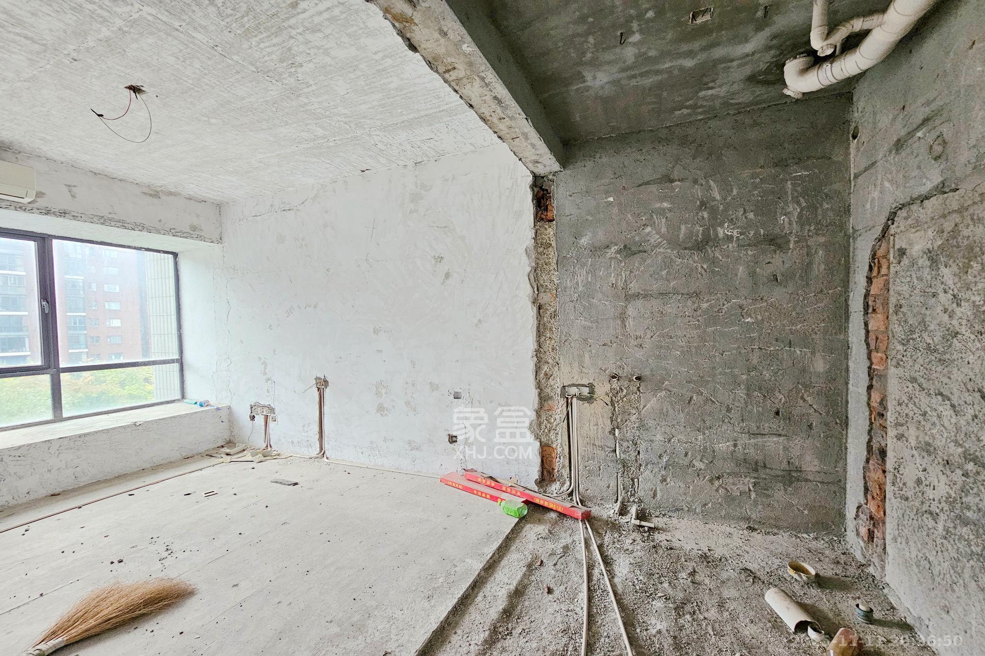 茂华国际湘  5室2厅2卫    180.0万卧室