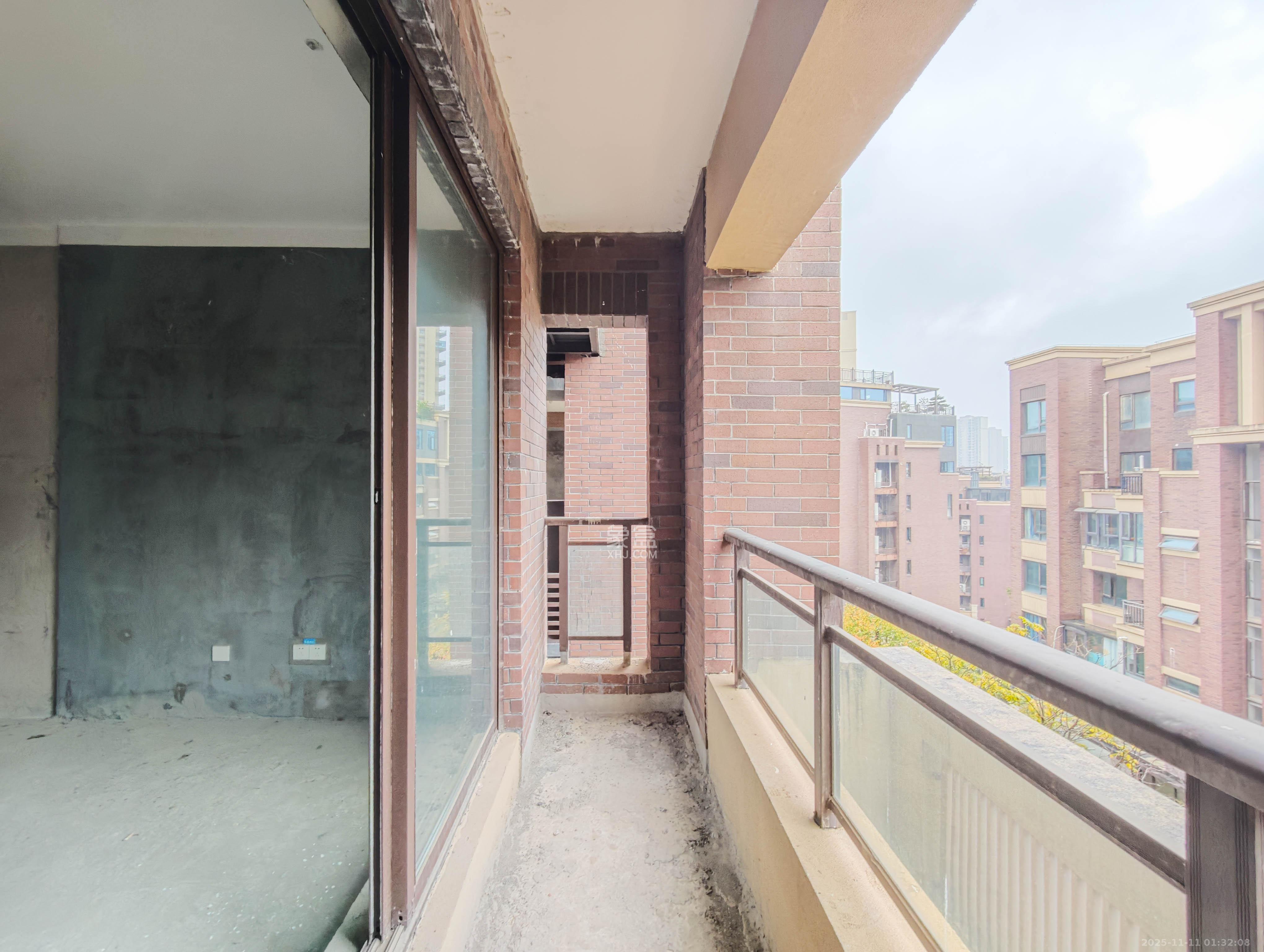 保利城（中航城国际社区、郡原美村）  4室2厅2卫    126.8万阳台