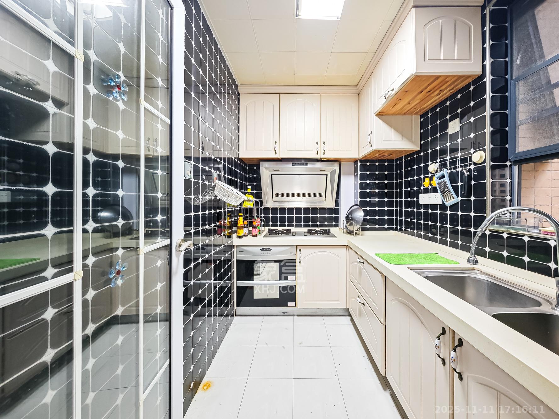 恒鑫山水卿卿  3室2厅2卫    88.0万厨房