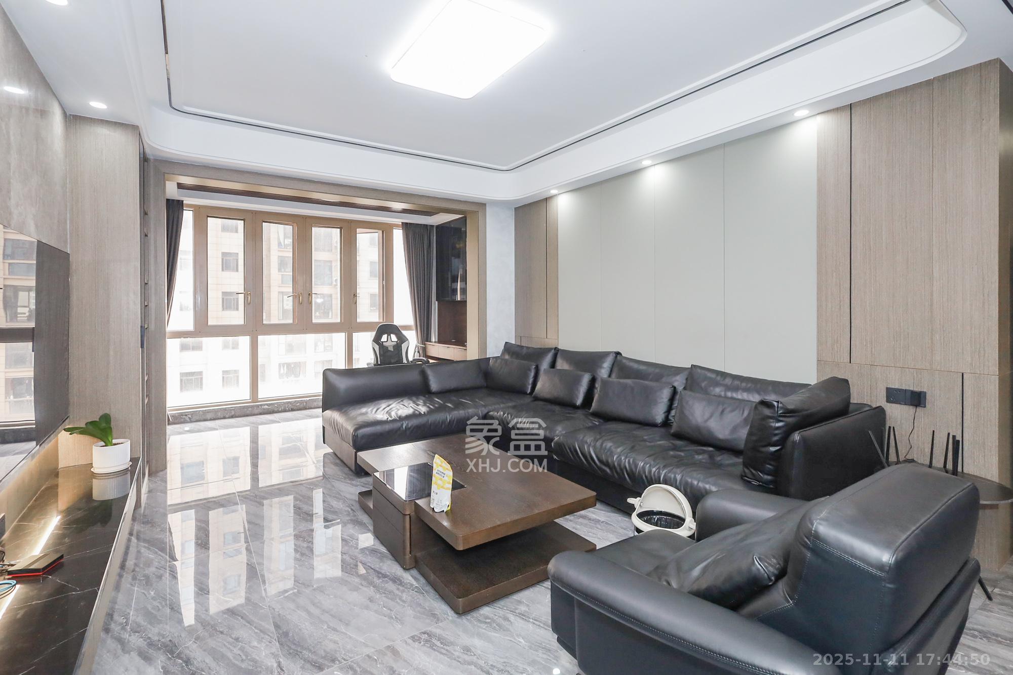 阳光丽城二期  4室2厅2卫    188.0万客厅