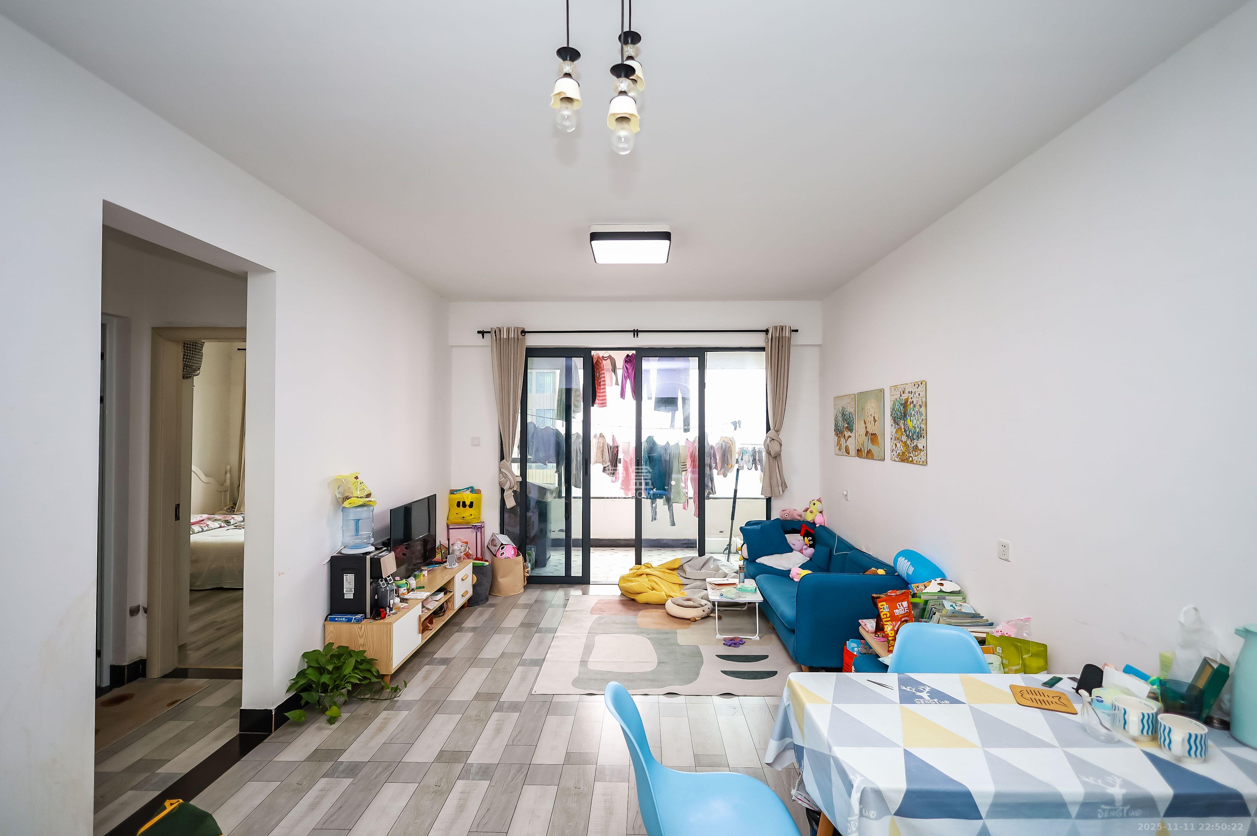 长房云时代  3室2厅1卫    2300.0元/月室内图1