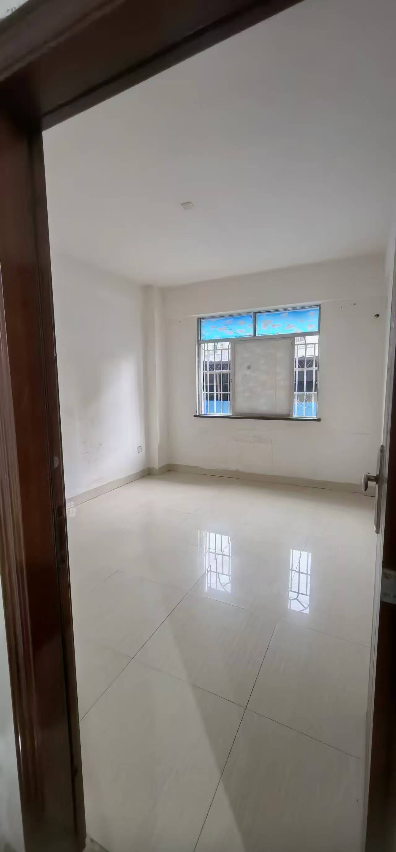 南北公寓  4室2厅2卫    2200.0元/月室内图