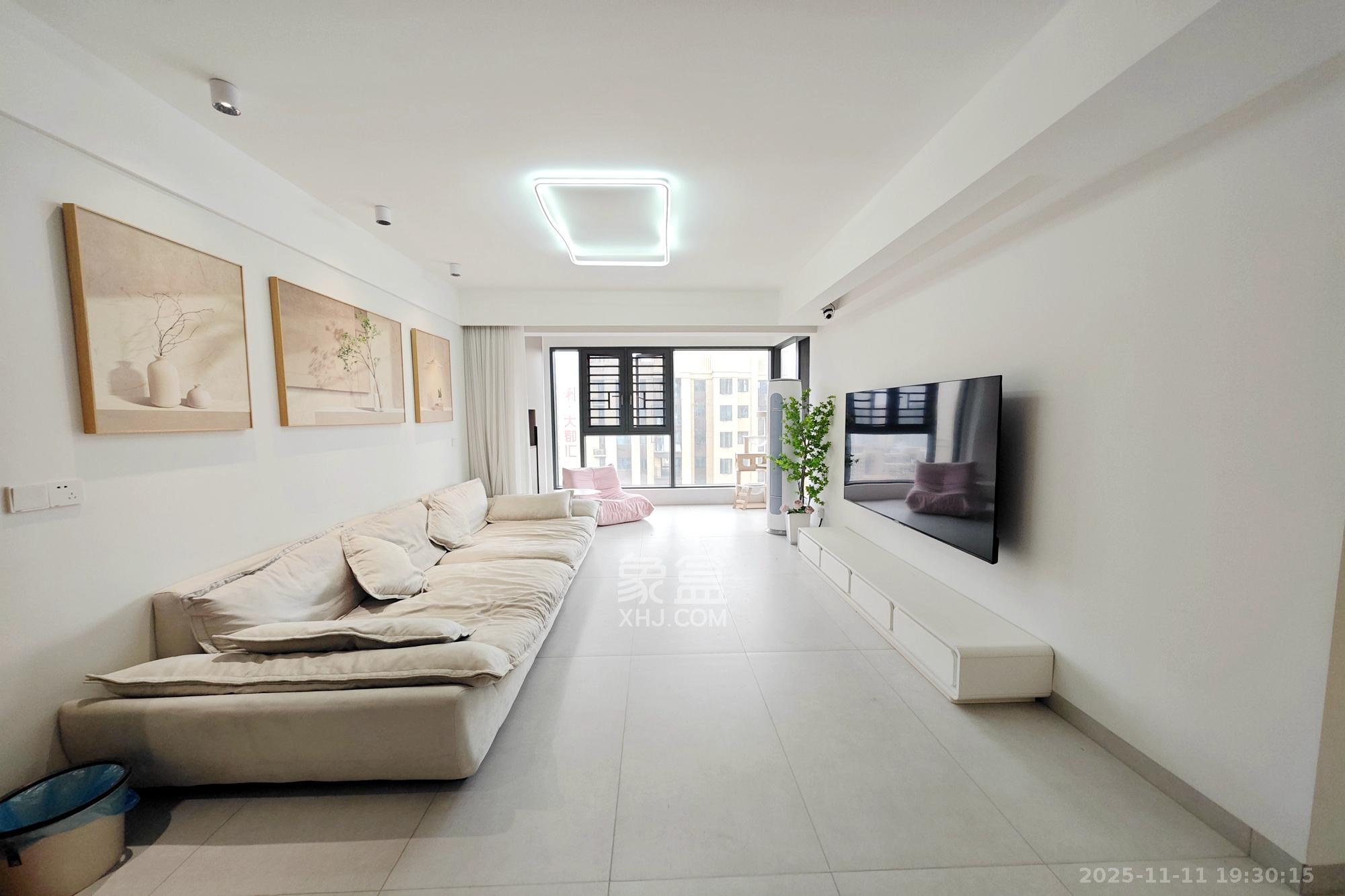 保利大都汇四期 3室2厅2卫 143.0万 保利大都汇四期 3室2厅2卫 143.0万客厅