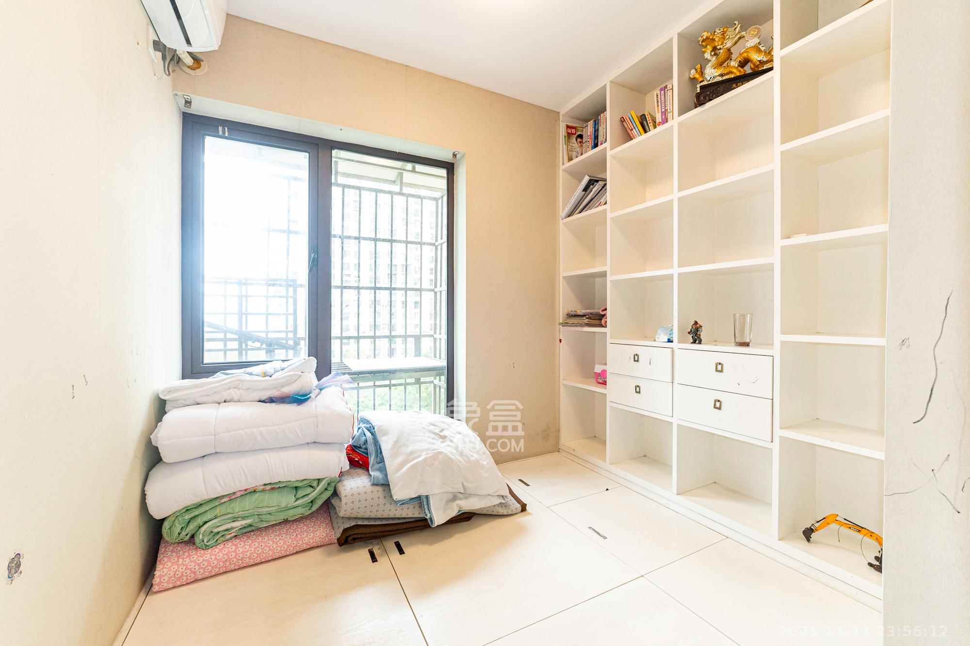 星湖湾一期高层  4室2厅2卫    108.0万卧室