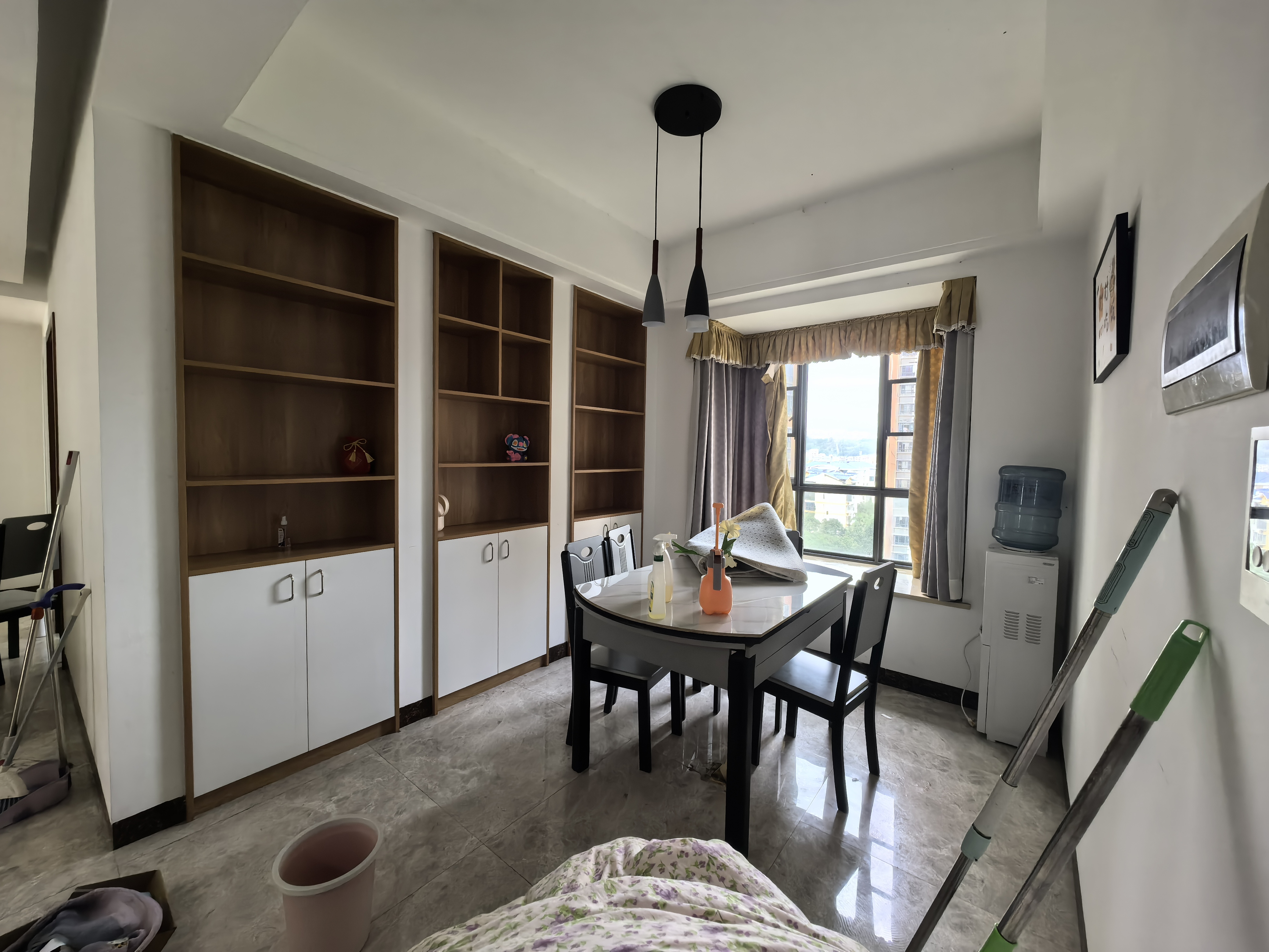 月亮湾三期  3室2厅2卫    2000.0元/月