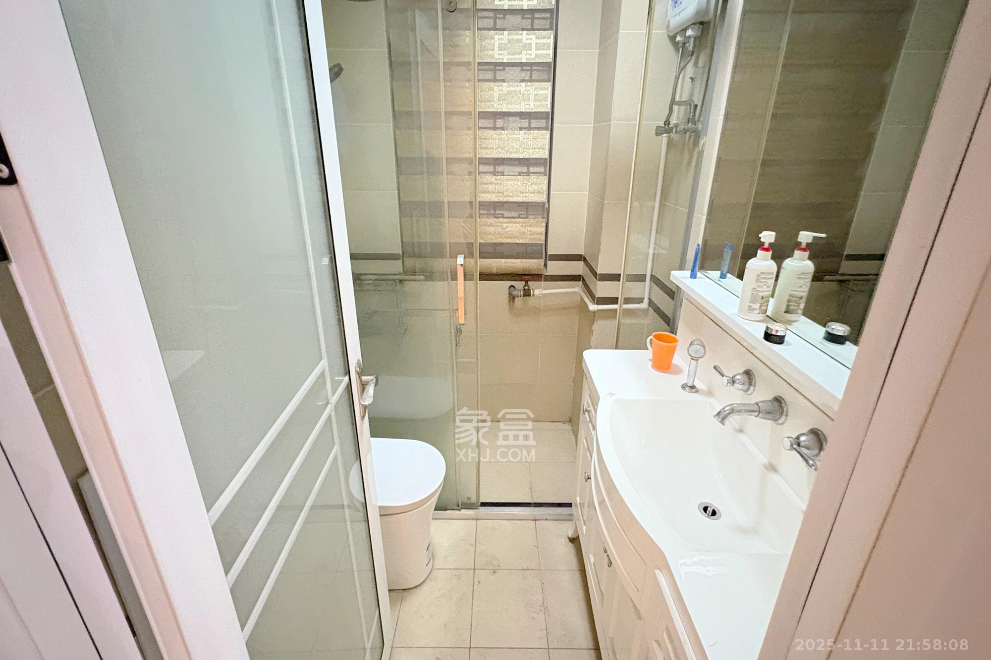 京电花园  5室2厅2卫    240.0万卫生间