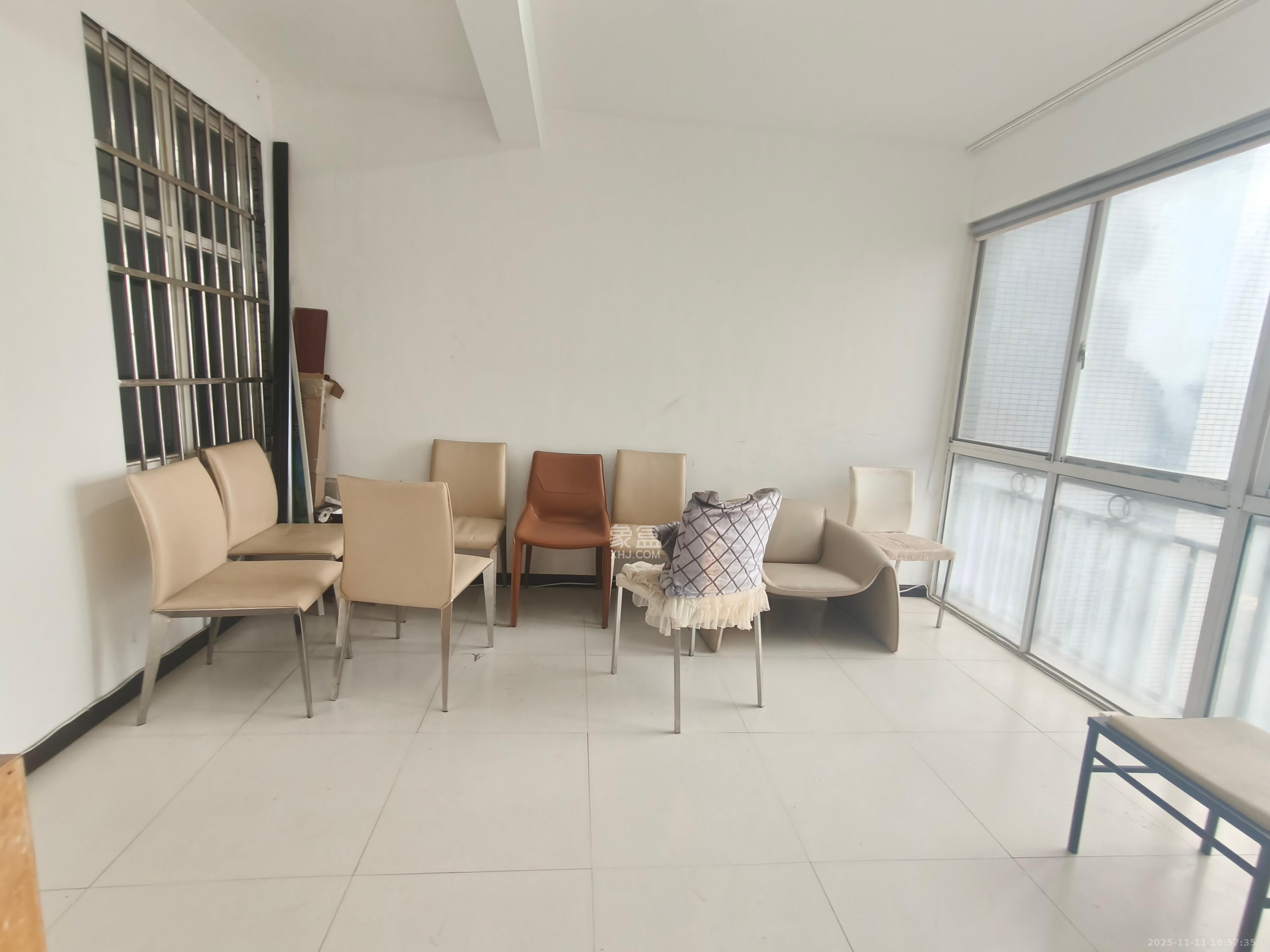 香颂国际  3室1厅1卫    1700.0元/月室内图