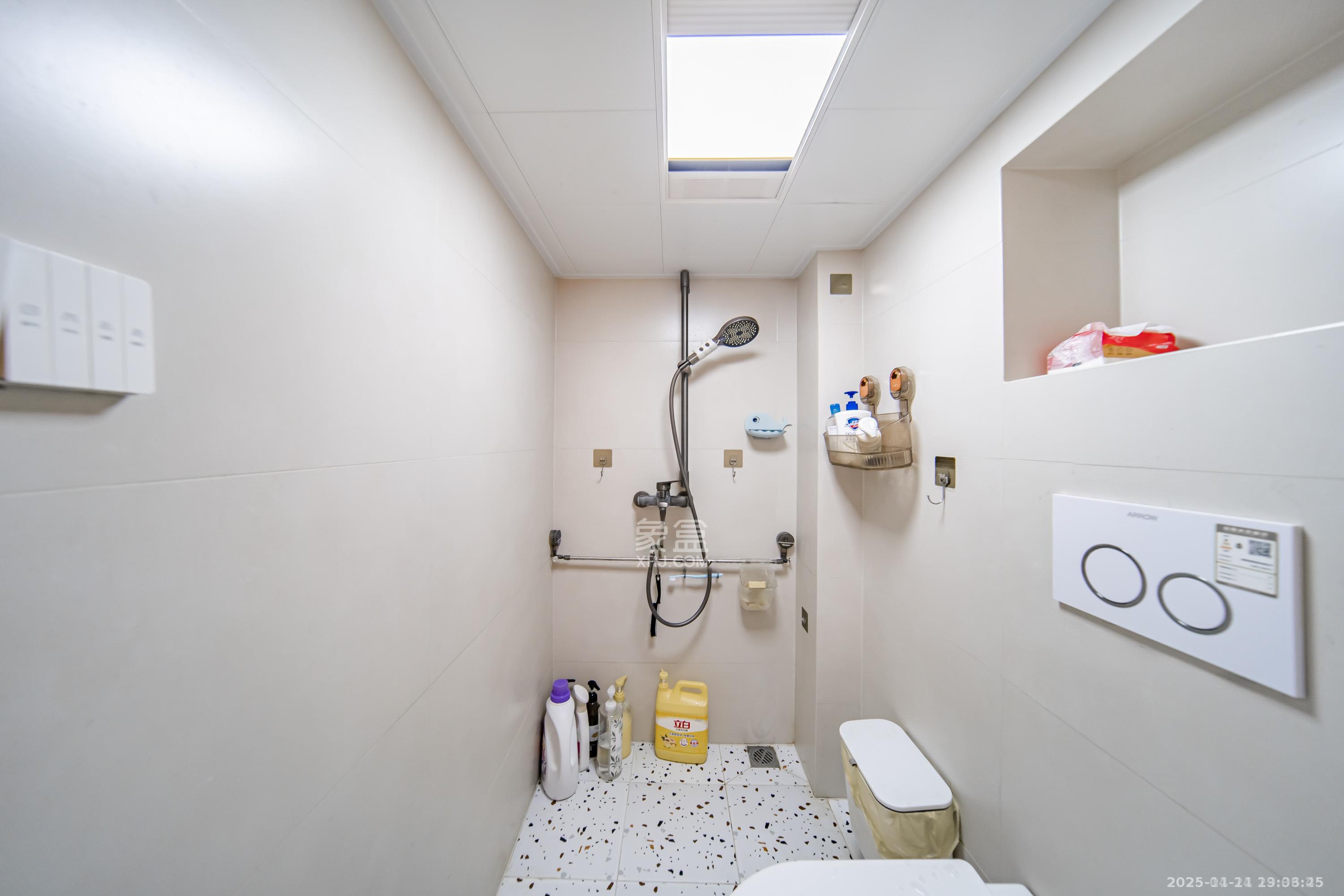 奥克斯滨仕花园(奥克斯洋湖广场/奥克斯中心) 2室2厅2卫 55.0万 奥克斯滨仕花园(奥克斯洋湖广场/奥克斯中心) 2室2厅2卫 55.0万卫生间