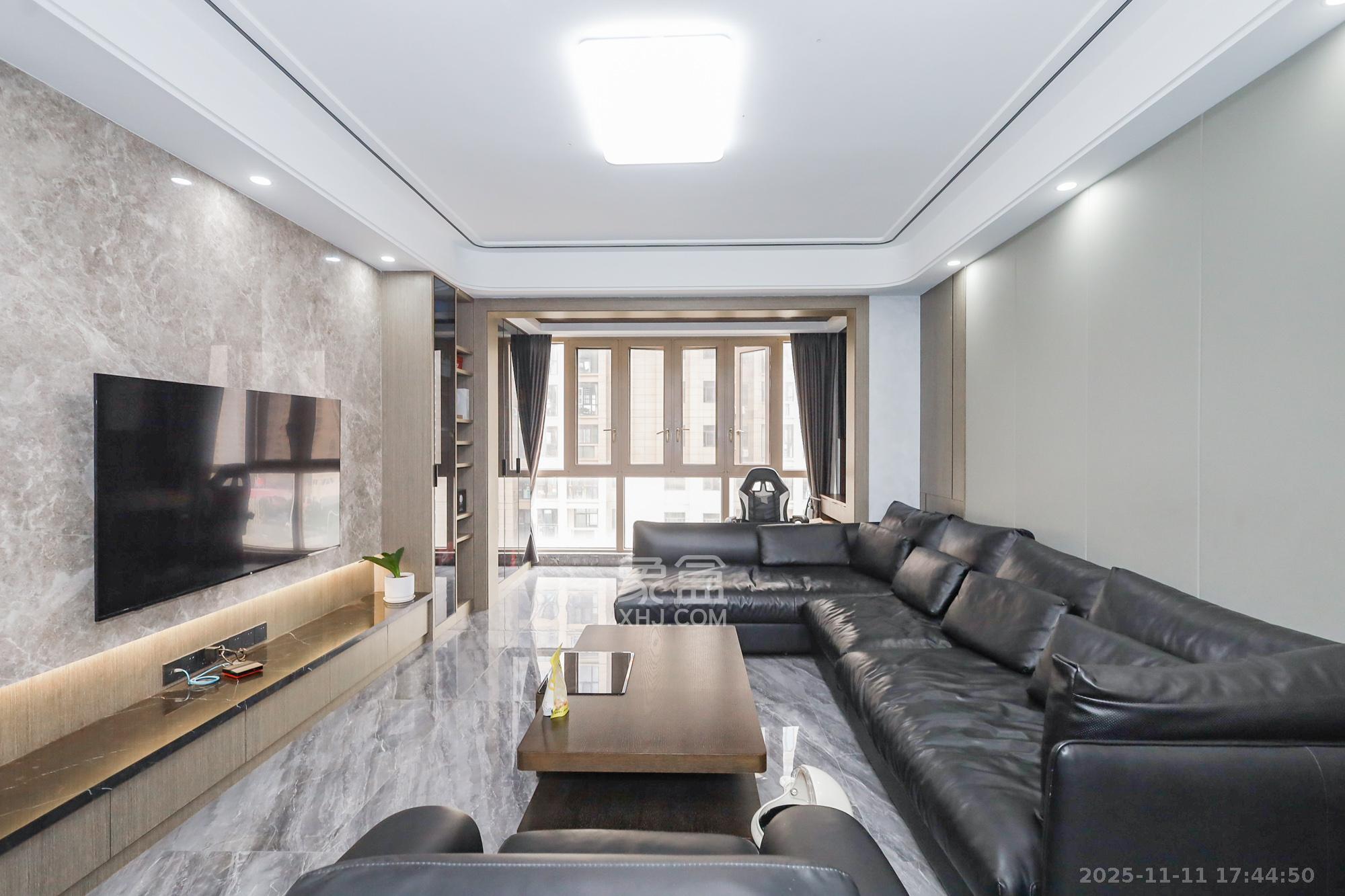 阳光丽城二期 4室2厅2卫 188.0万 阳光丽城二期 4室2厅2卫 188.0万客厅