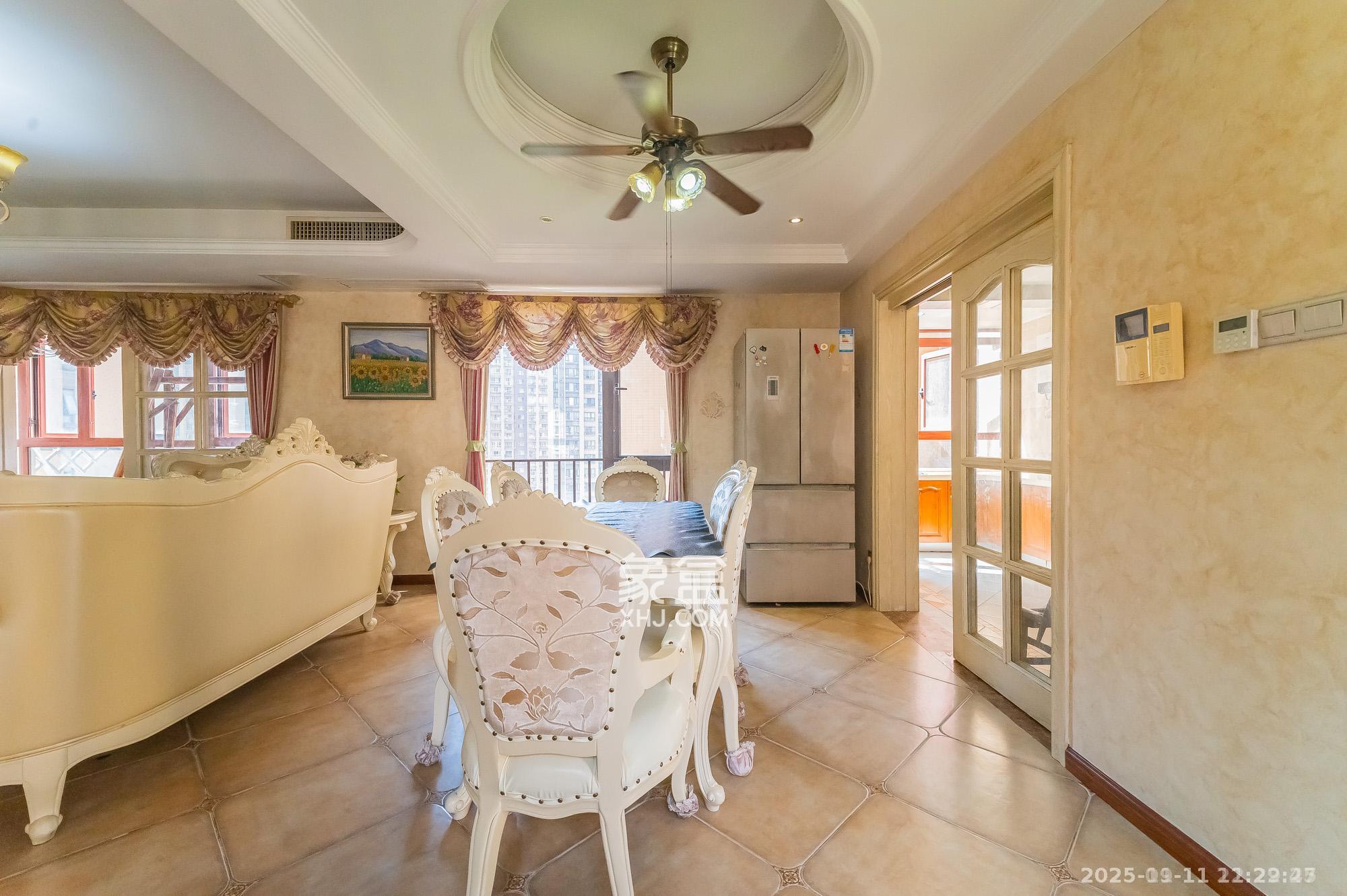 华润凤凰城三期 4室2厅2卫 5000.0元/月 华润凤凰城三期 4室2厅2卫 5000.0元/月室内图