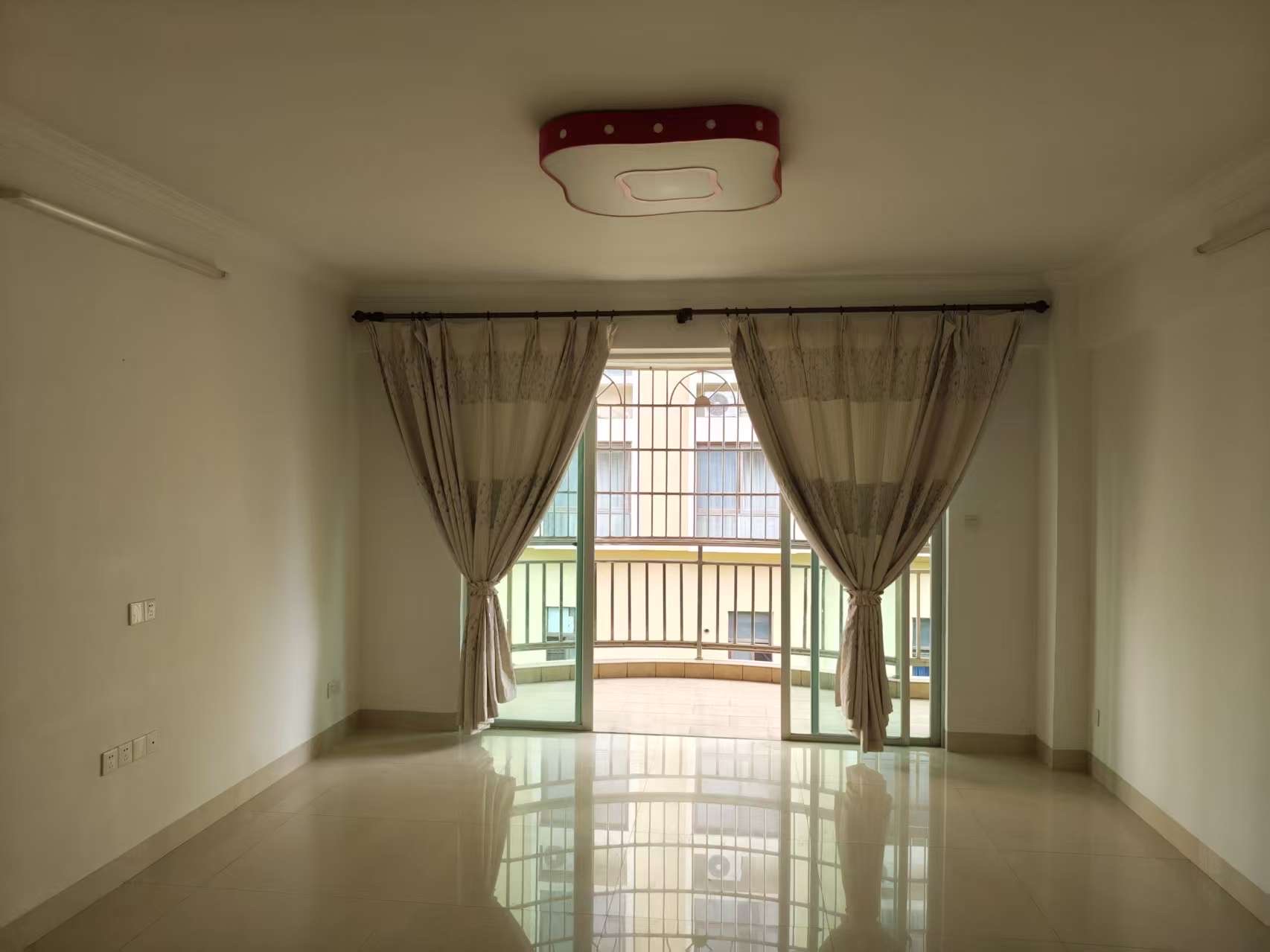 省果菜副食品公司宿舍楼  3室2厅2卫    3300.0元/月