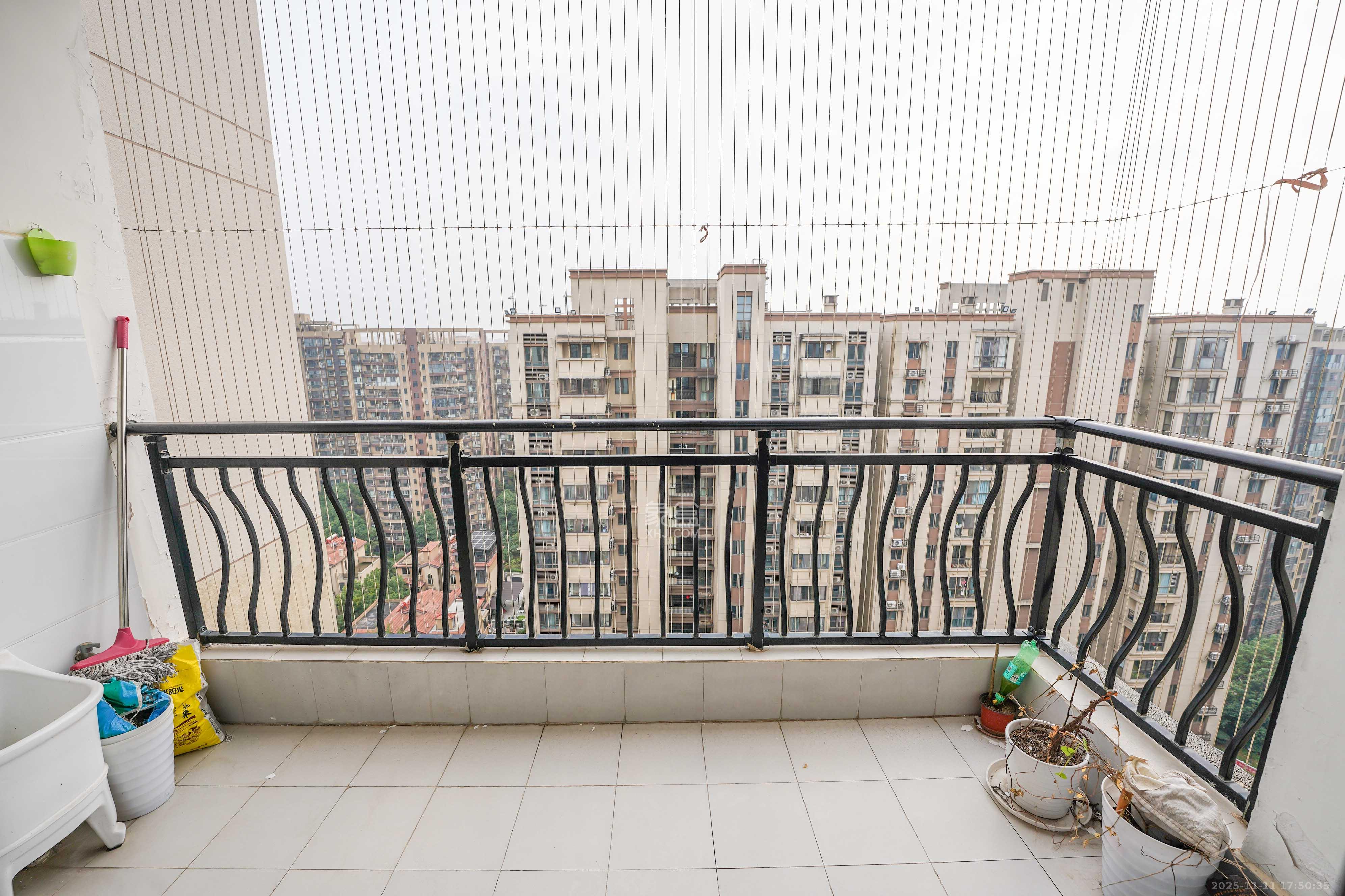 碧桂园公园壹号(凯怡茗苑) 3室2厅1卫 68.0万 碧桂园公园壹号(凯怡茗苑) 3室2厅1卫 68.0万阳台