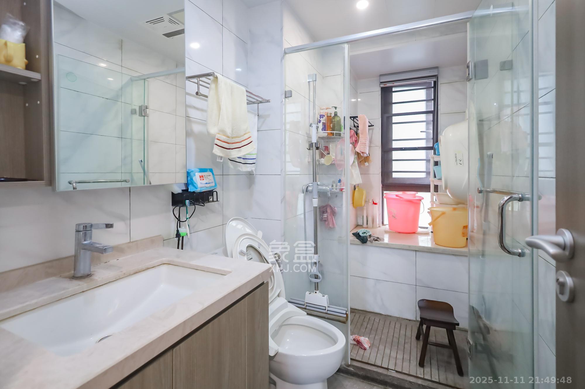 越秀悦湖台  4室2厅2卫    248.5万卫生间