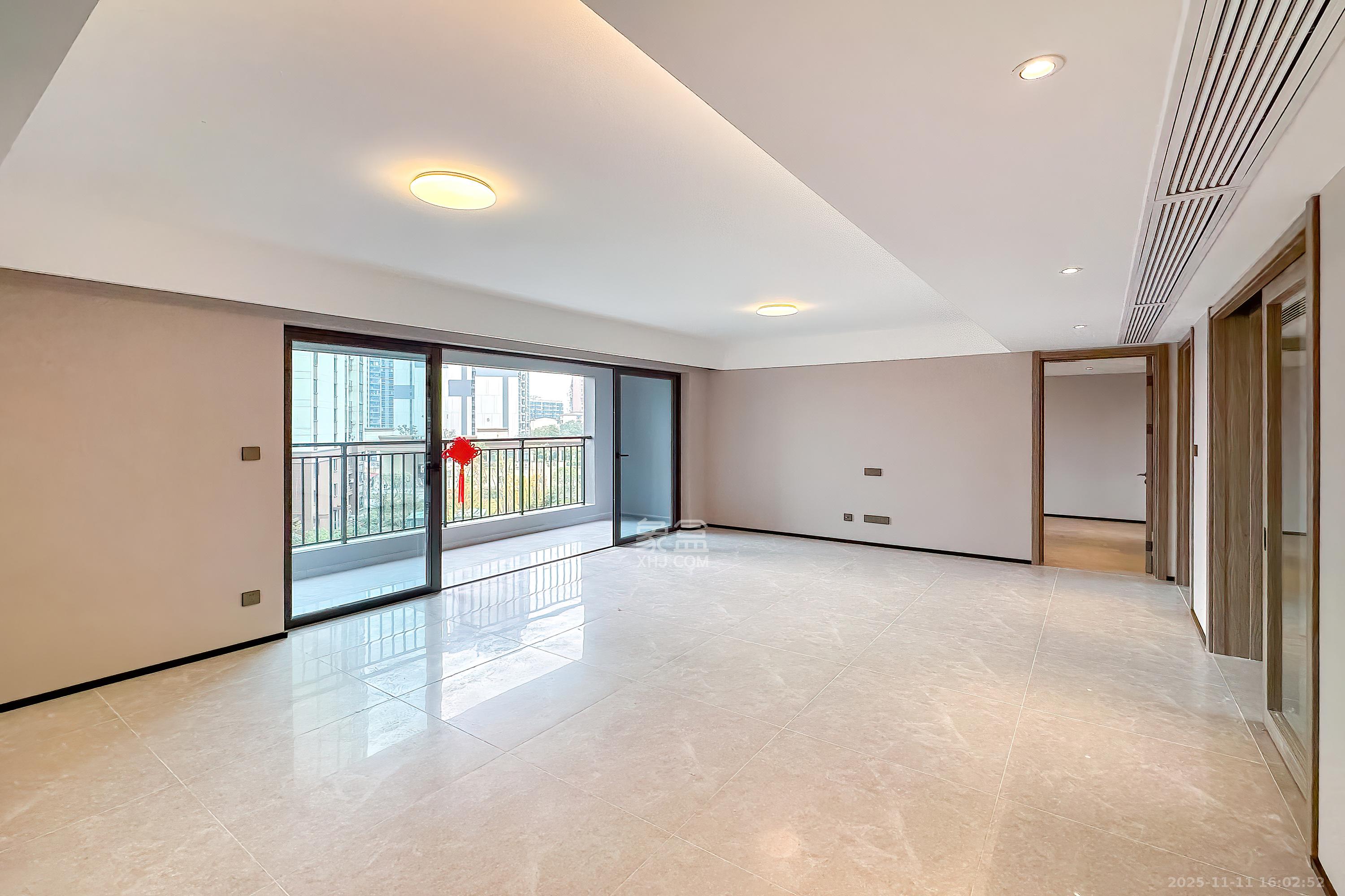 万科半岛国际  3室2厅2卫    180.0万客厅