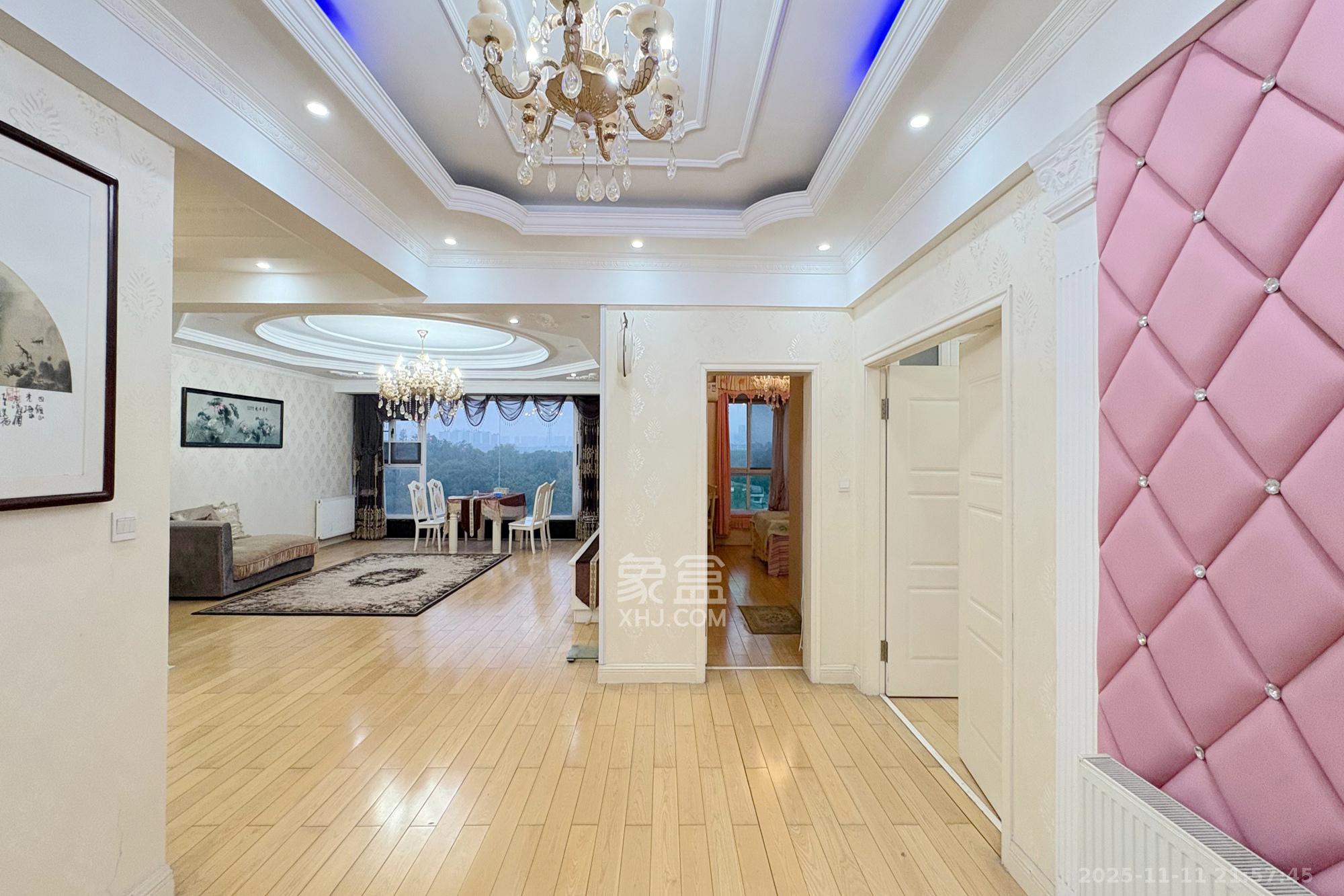 京电花园  5室2厅2卫    240.0万客厅