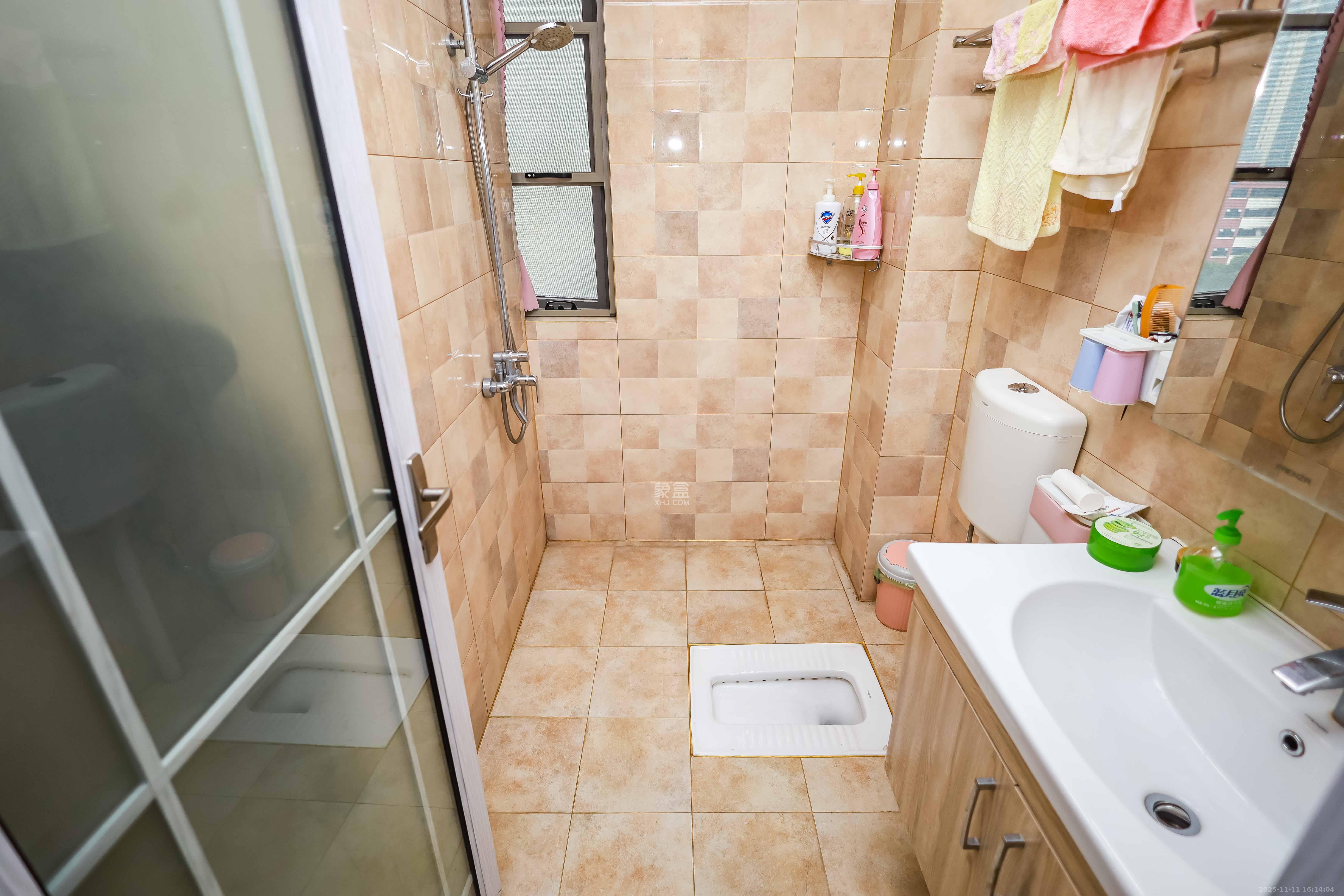 万象府台  3室2厅2卫    238.0万卫生间