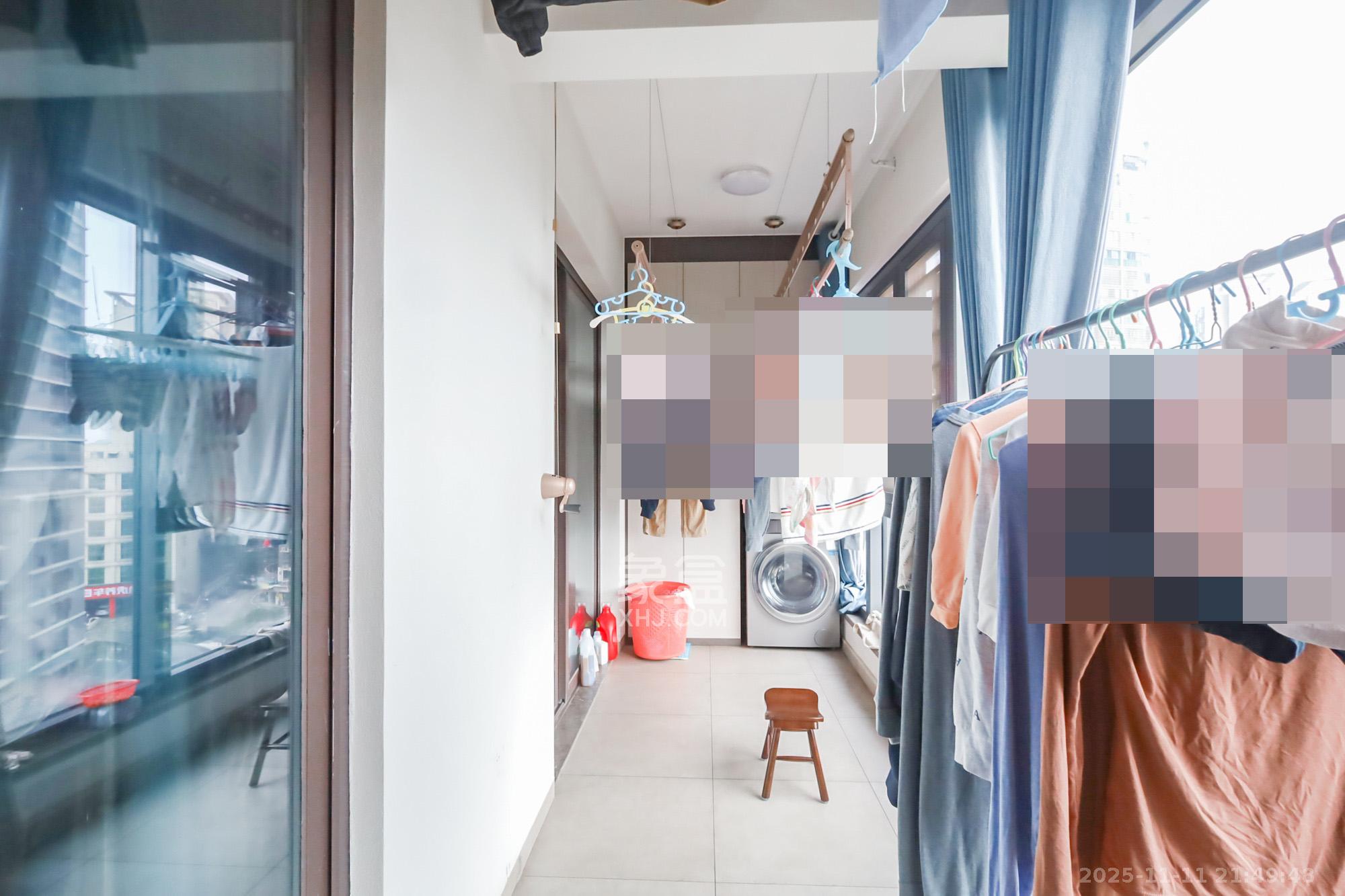 越秀悦湖台  4室2厅2卫    248.5万阳台