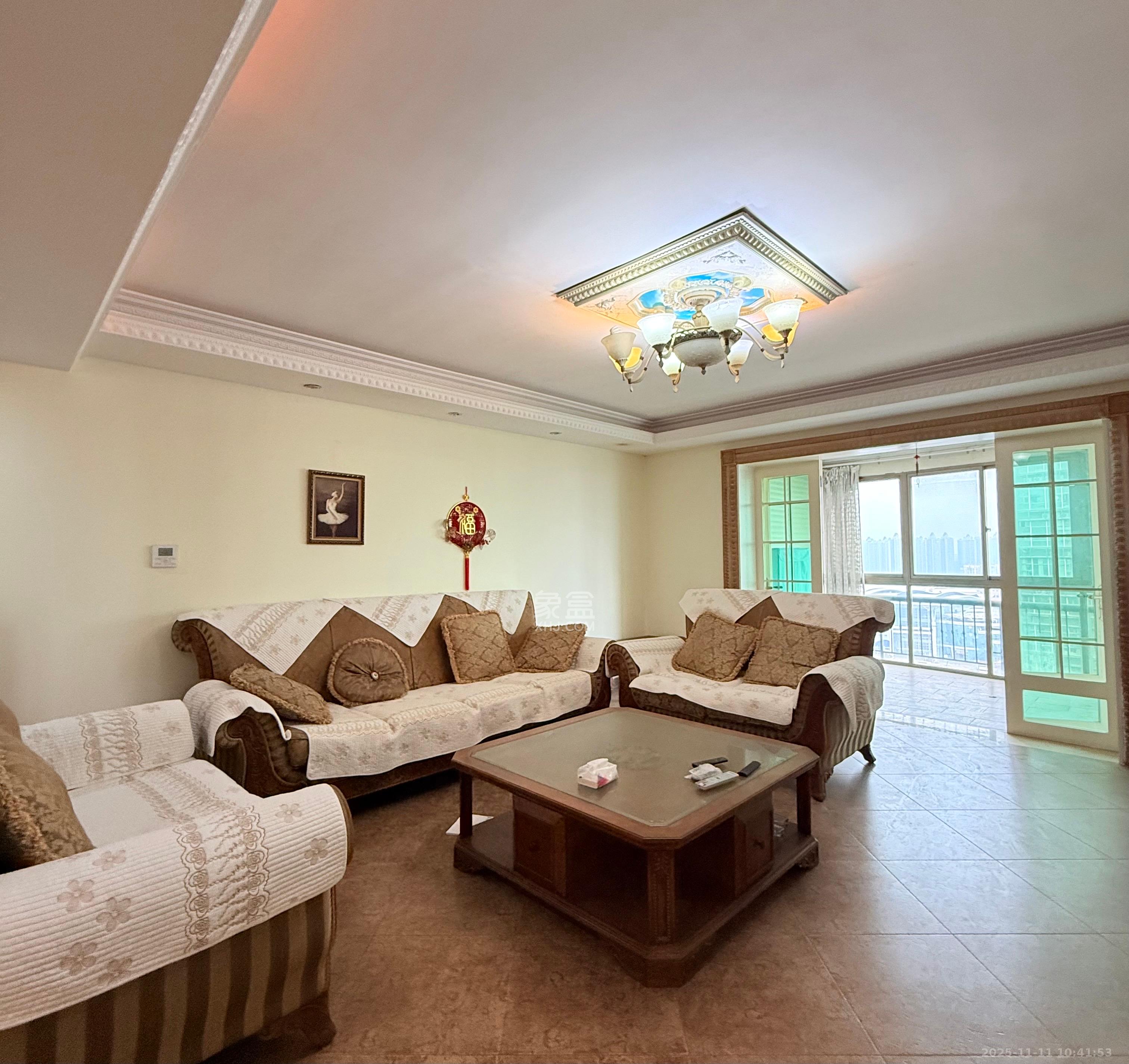 金色比华利  3室2厅2卫    2800.0元/月