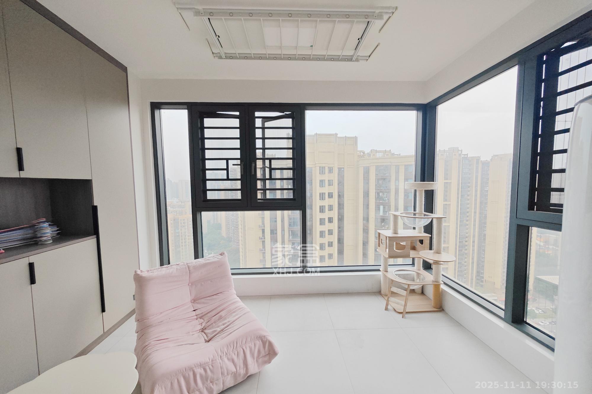 保利大都汇四期  3室2厅2卫    143.0万阳台