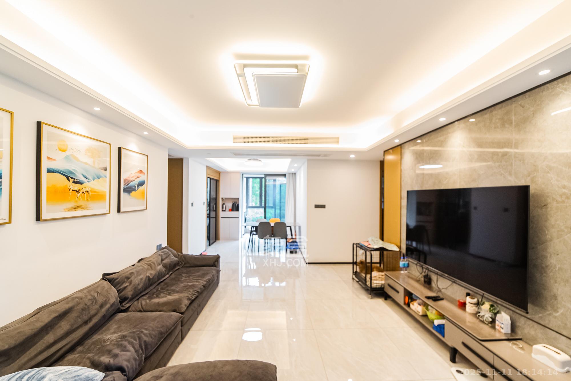 长房雍景湾 4室2厅2卫 180.0万 长房雍景湾 4室2厅2卫 180.0万客厅