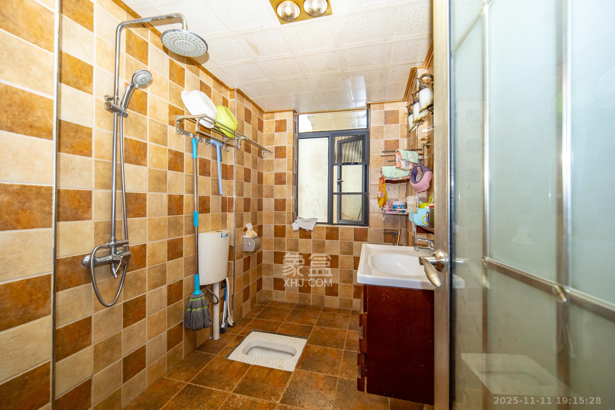 悦湖山  4室2厅1卫    65.0万卫生间