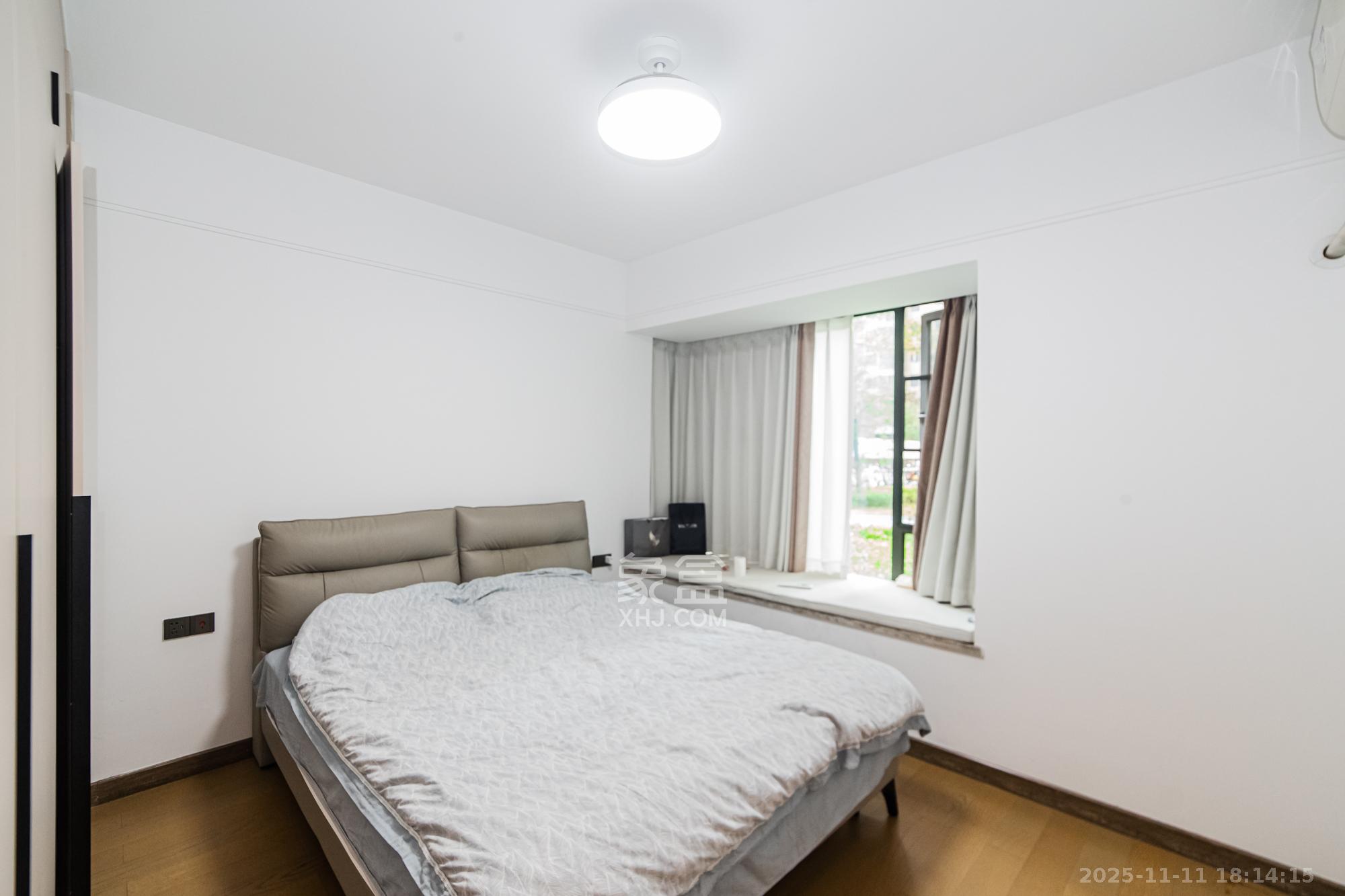 长房雍景湾 4室2厅2卫 180.0万 长房雍景湾 4室2厅2卫 180.0万卧室