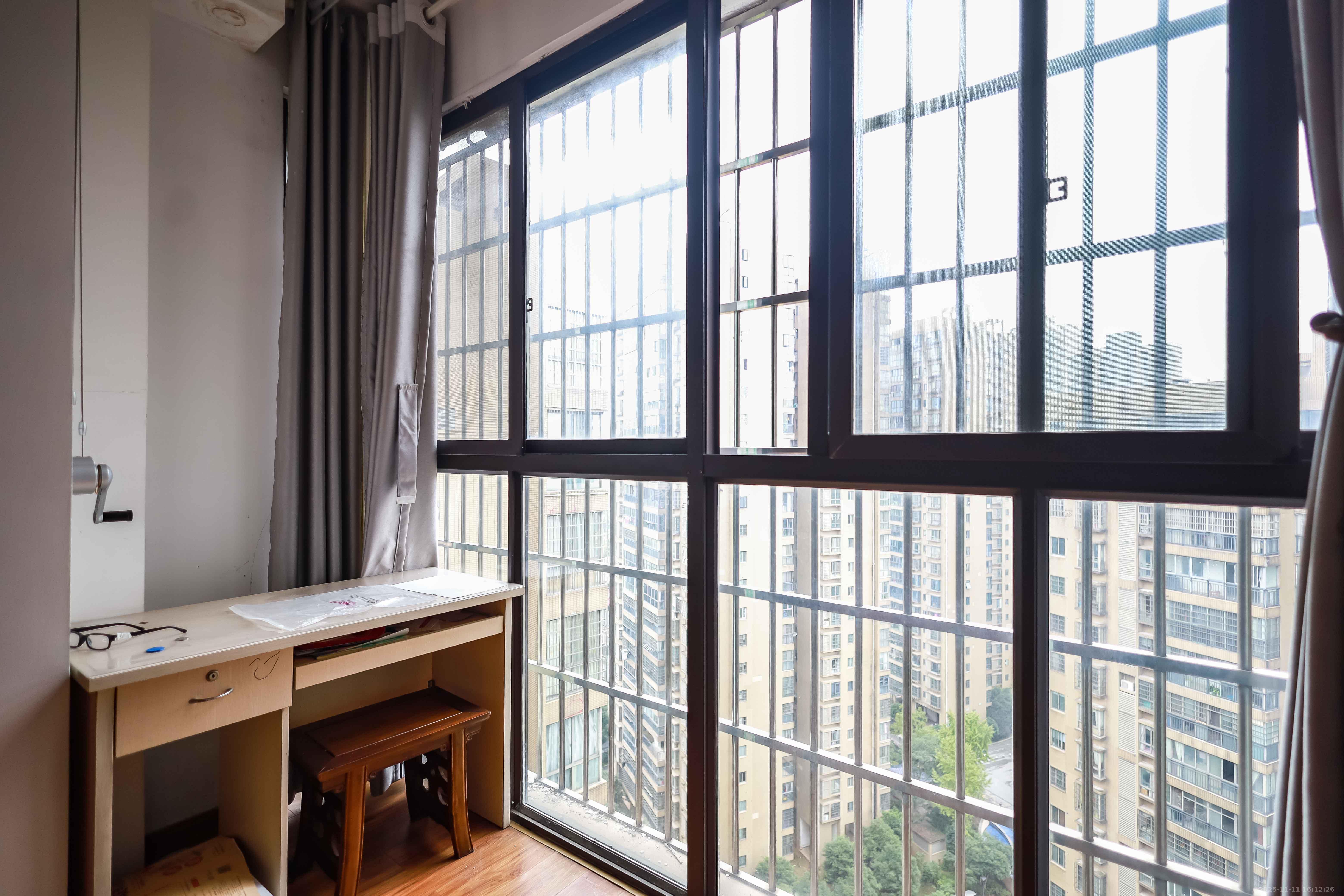 阳光晶城 4室2厅2卫 106.0万 阳光晶城 4室2厅2卫 106.0万阳台