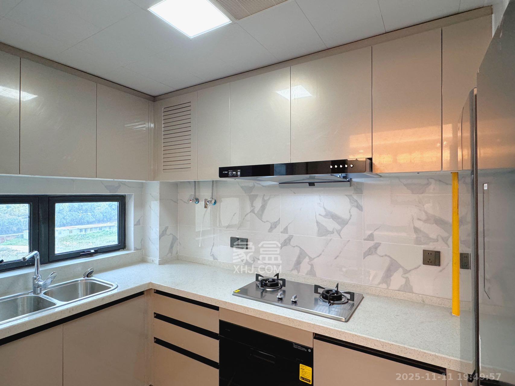 绿地V岛  4室2厅2卫    4600.0元/月室内图