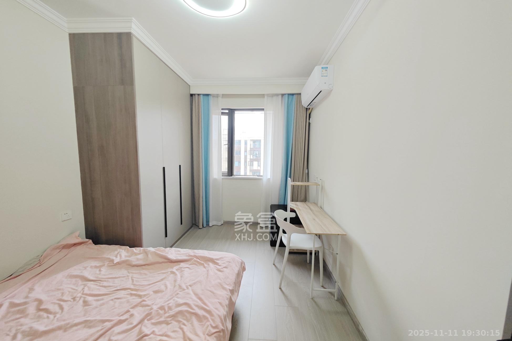 保利大都汇四期  3室2厅2卫    143.0万卧室