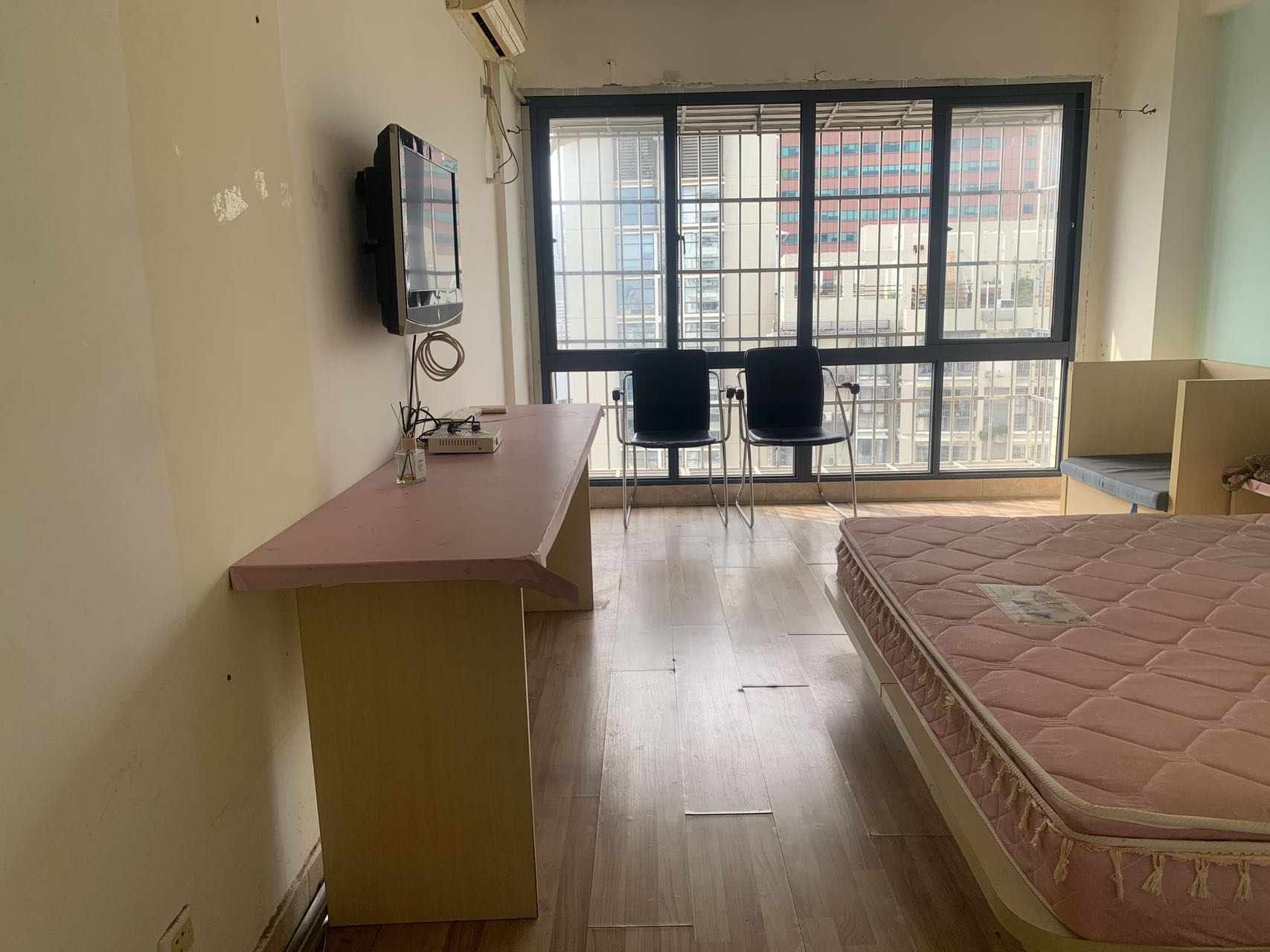 香港城  1室1厅1卫    35.0万客厅