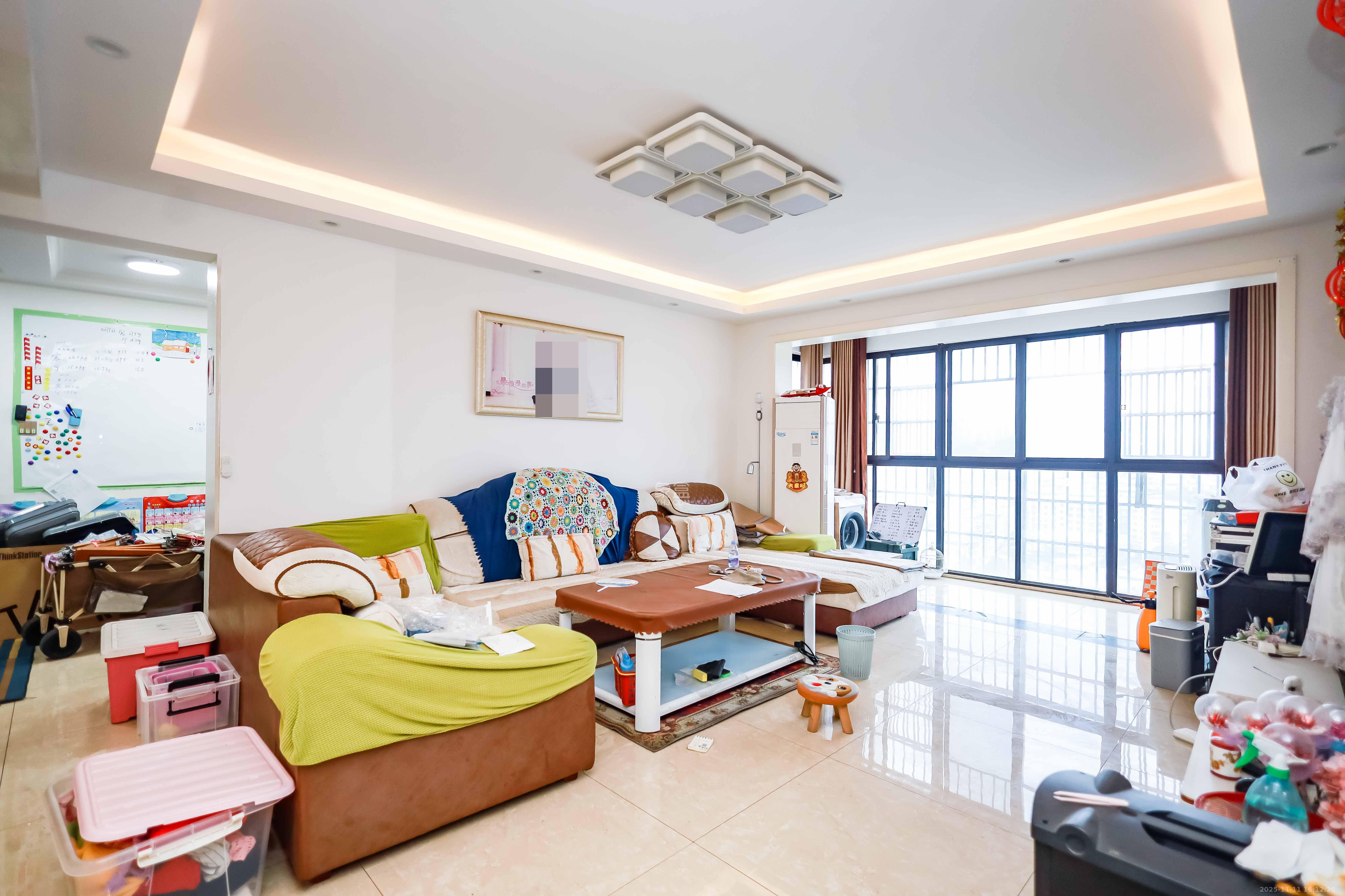 阳光晶城 4室2厅2卫 106.0万 阳光晶城 4室2厅2卫 106.0万客厅