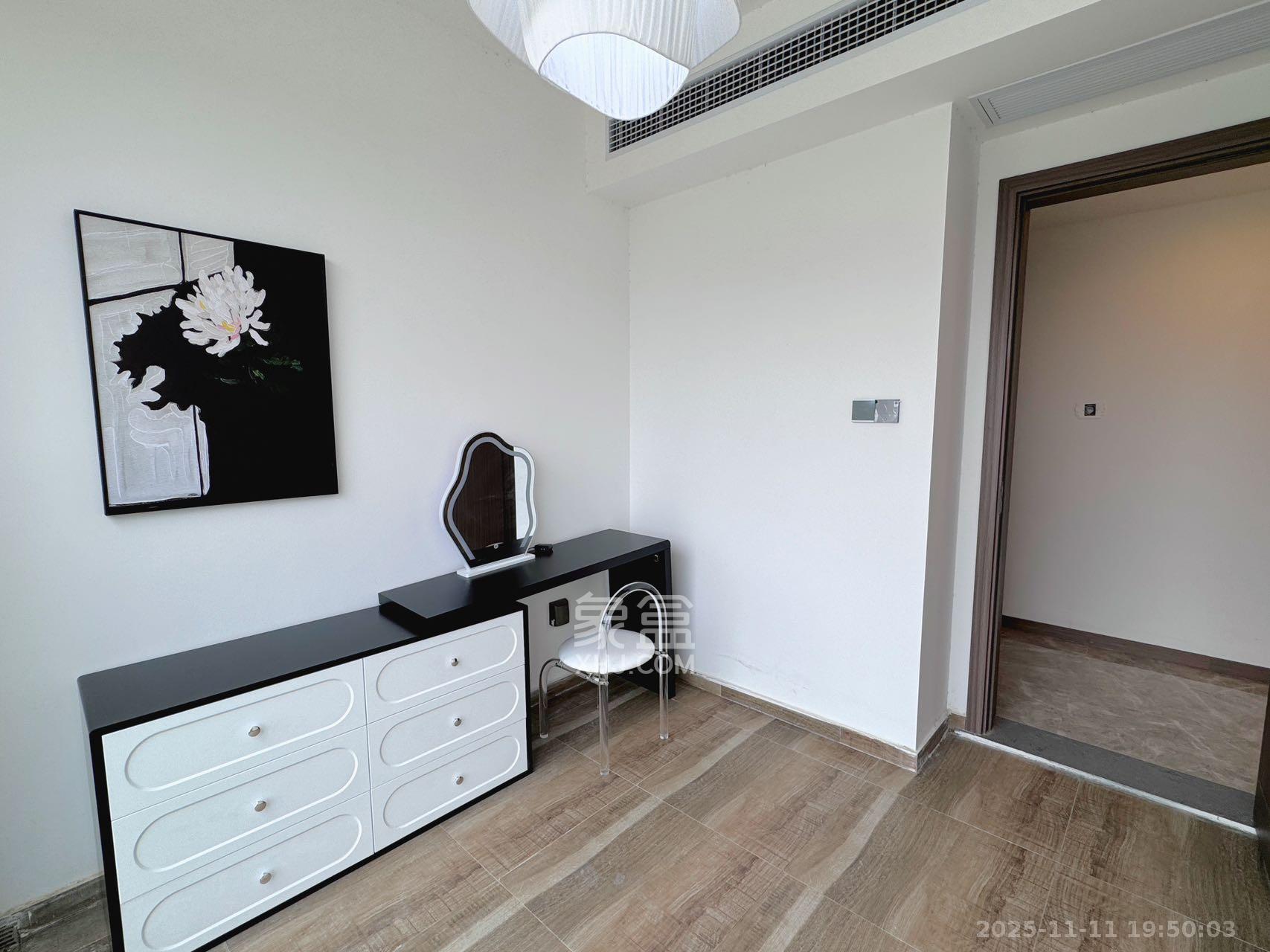 绿地V岛  4室2厅2卫    4600.0元/月室内图