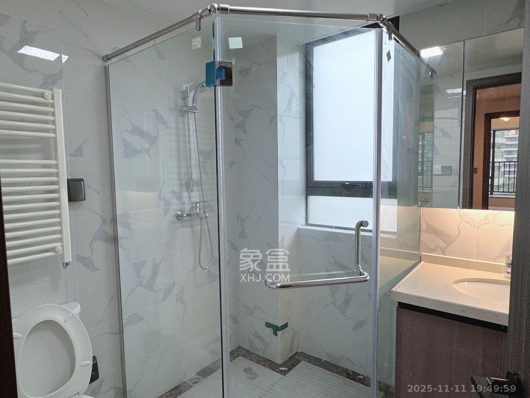 绿地V岛  4室2厅2卫    4600.0元/月室内图