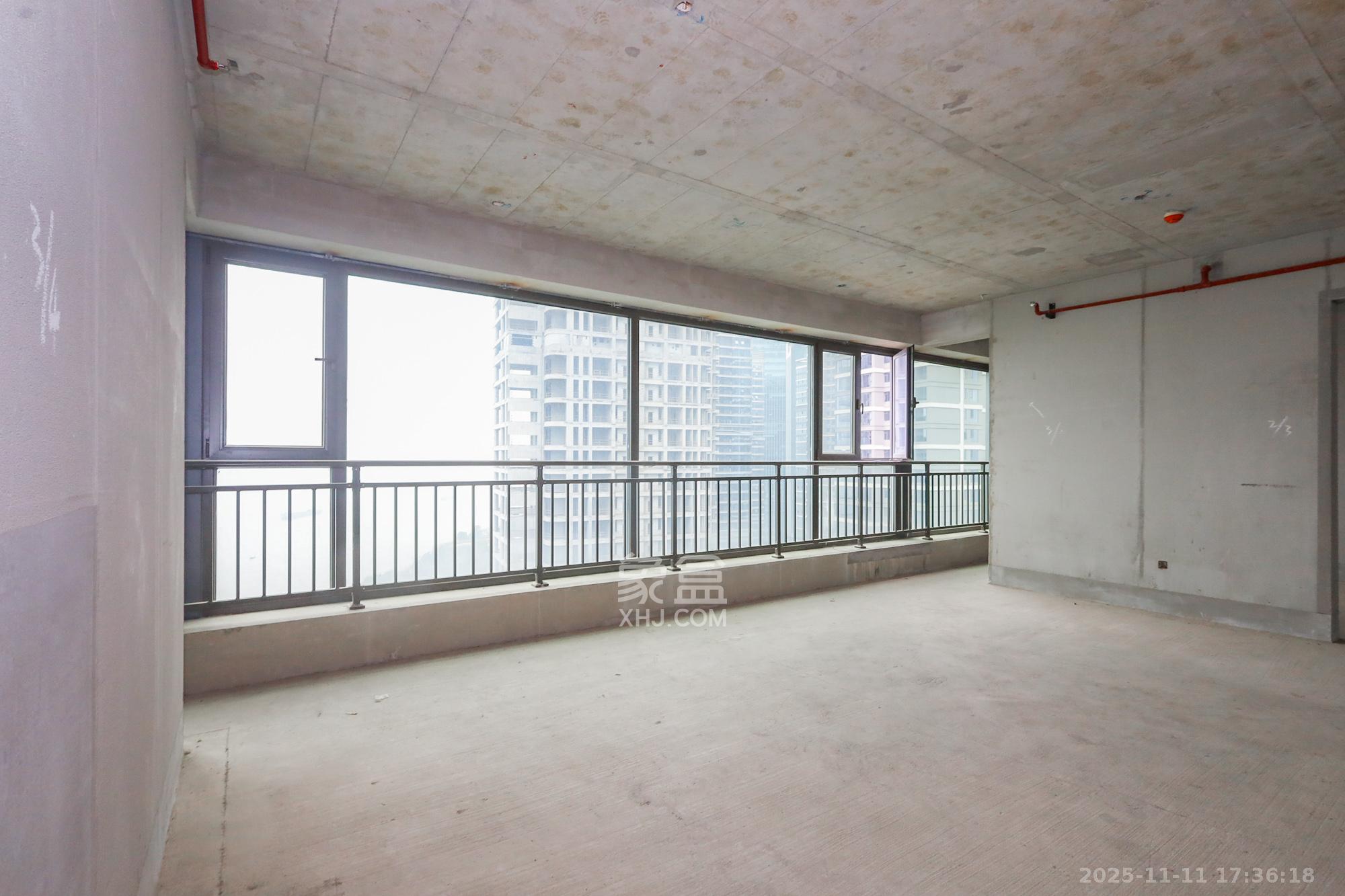 远洋外滩壹号  4室2厅2卫    380.8万客厅