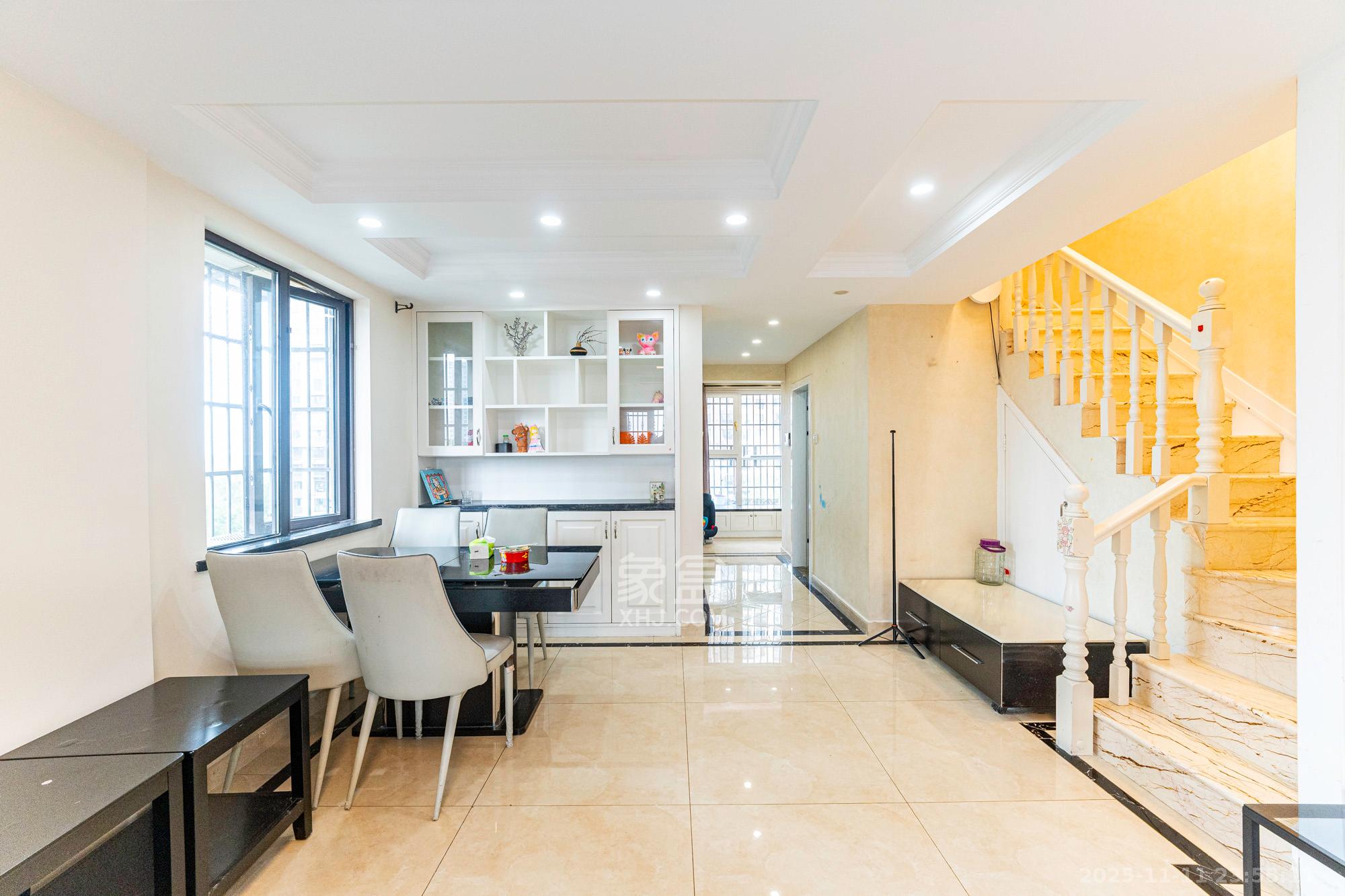 星湖湾一期高层  4室2厅2卫    108.0万客厅