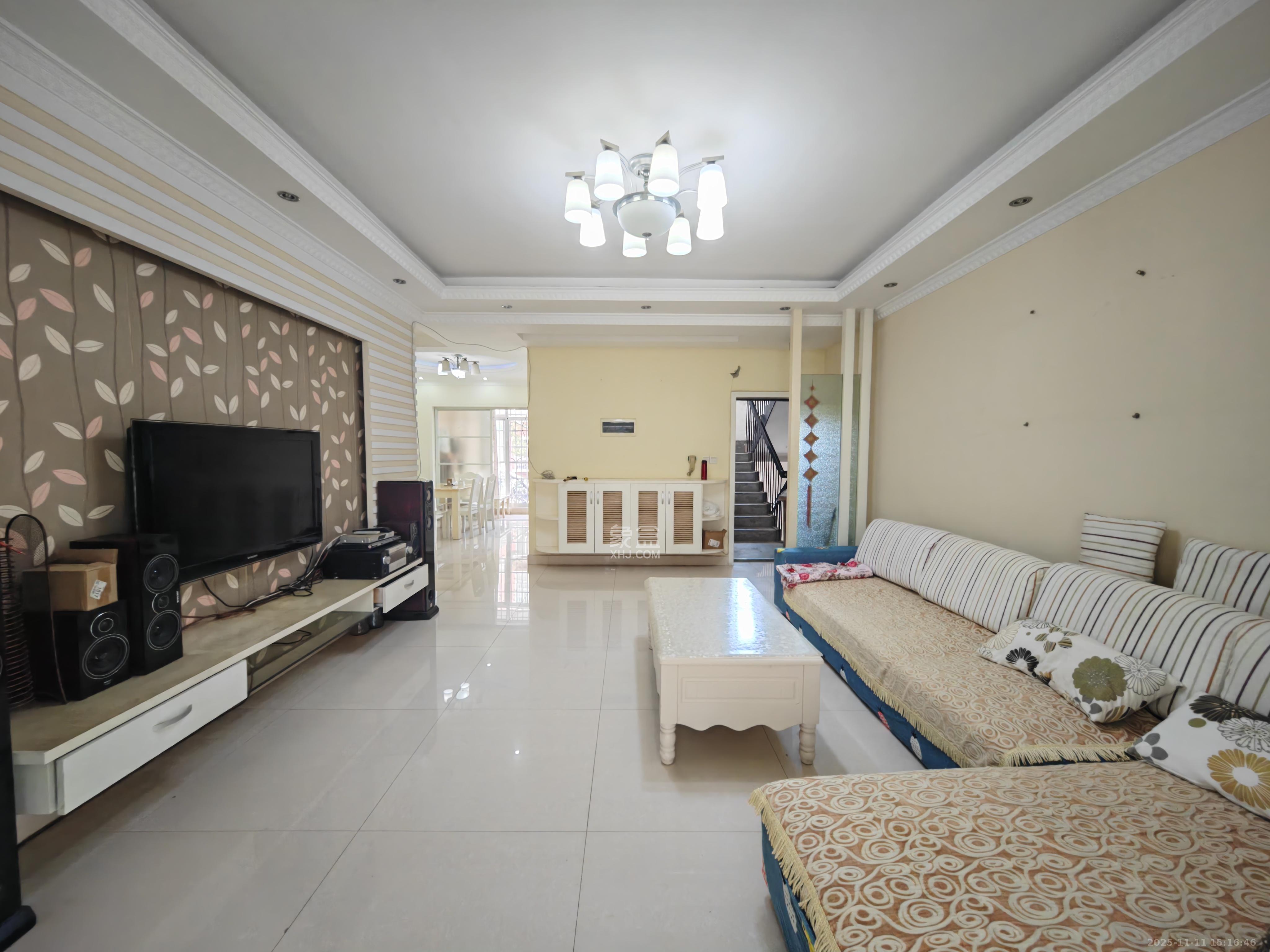 四季星城  3室2厅2卫    1900.0元/月