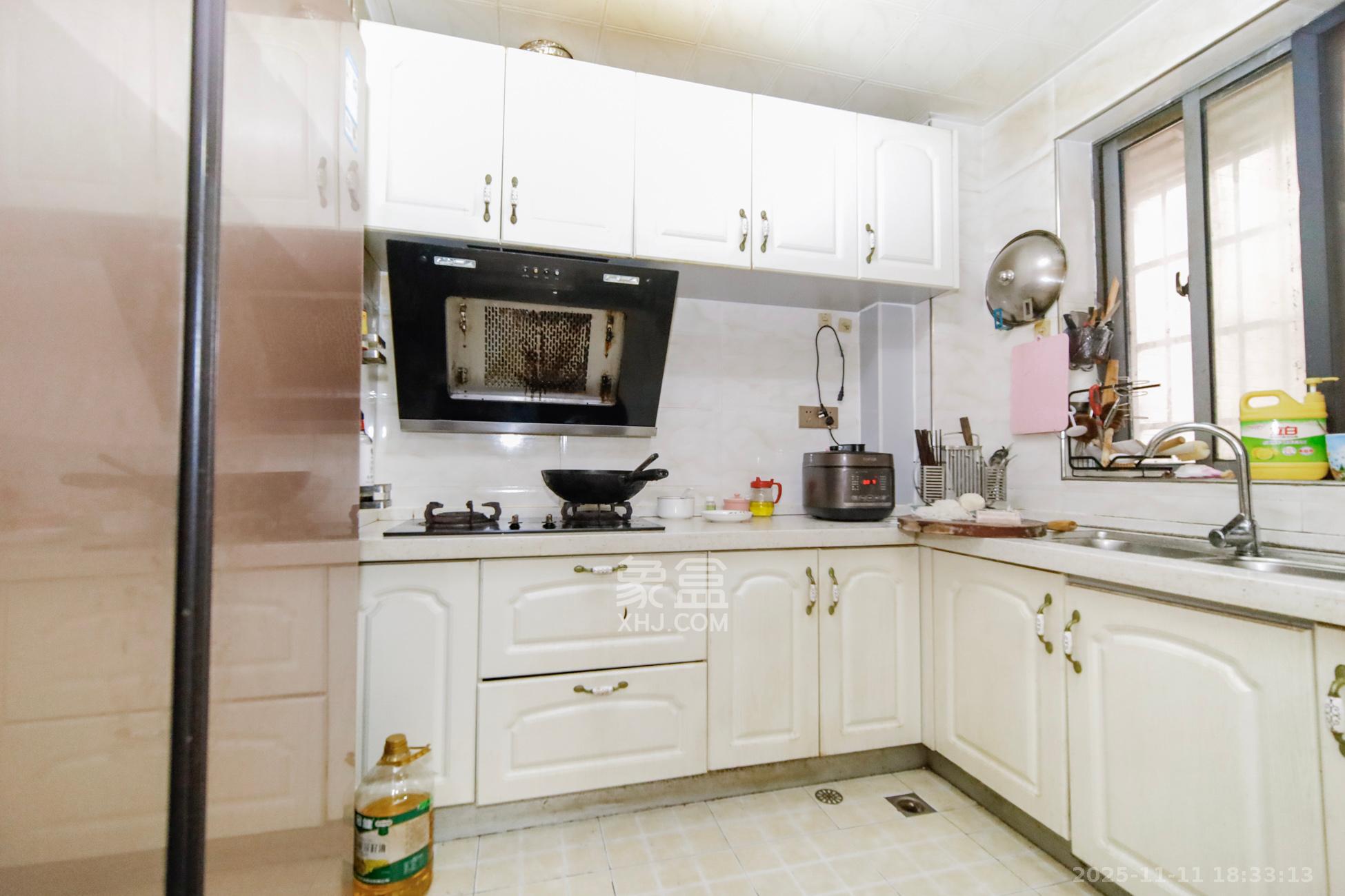 上海城小区  4室2厅2卫    103.0万厨房