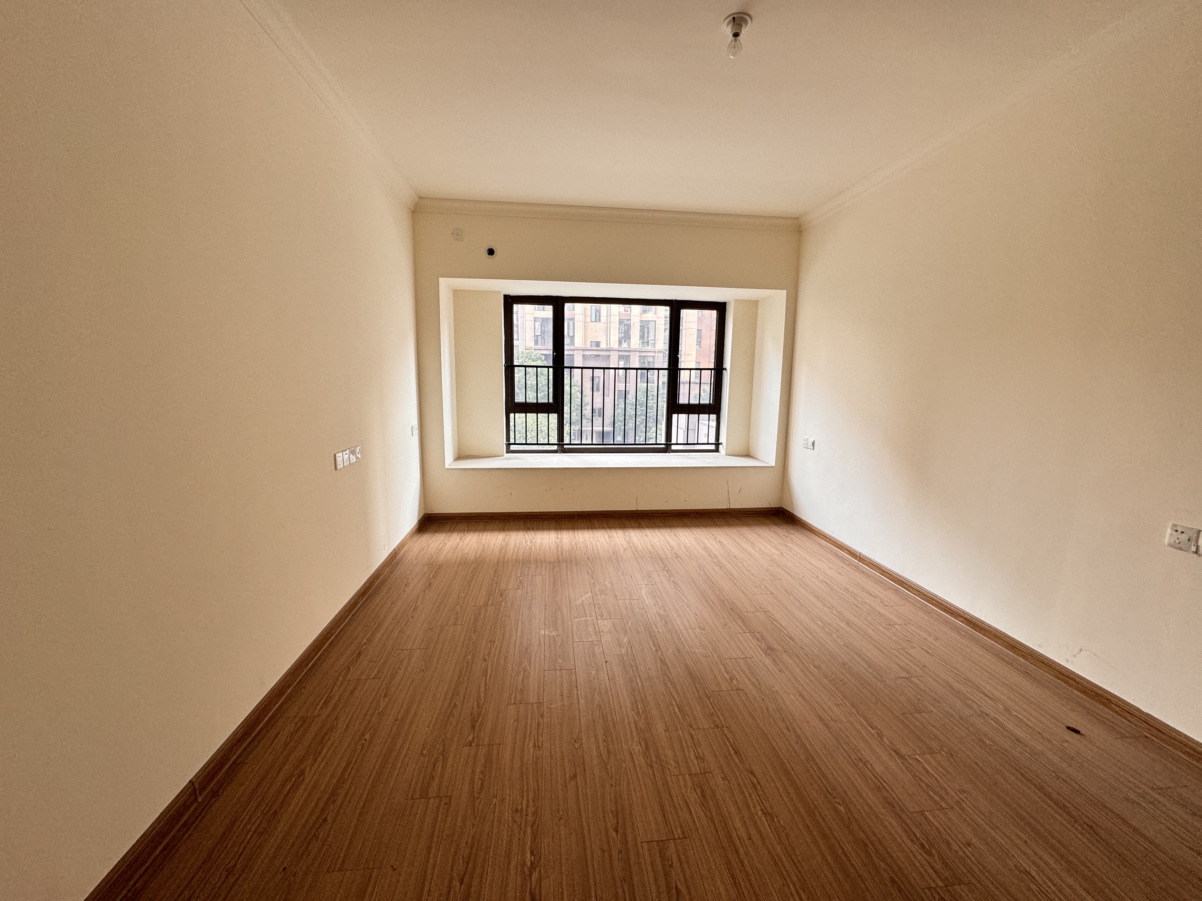 华耀碧桂园十里江湾誉峯 3室2厅2卫 65.0万 华耀碧桂园十里江湾誉峯 3室2厅2卫 65.0万客厅