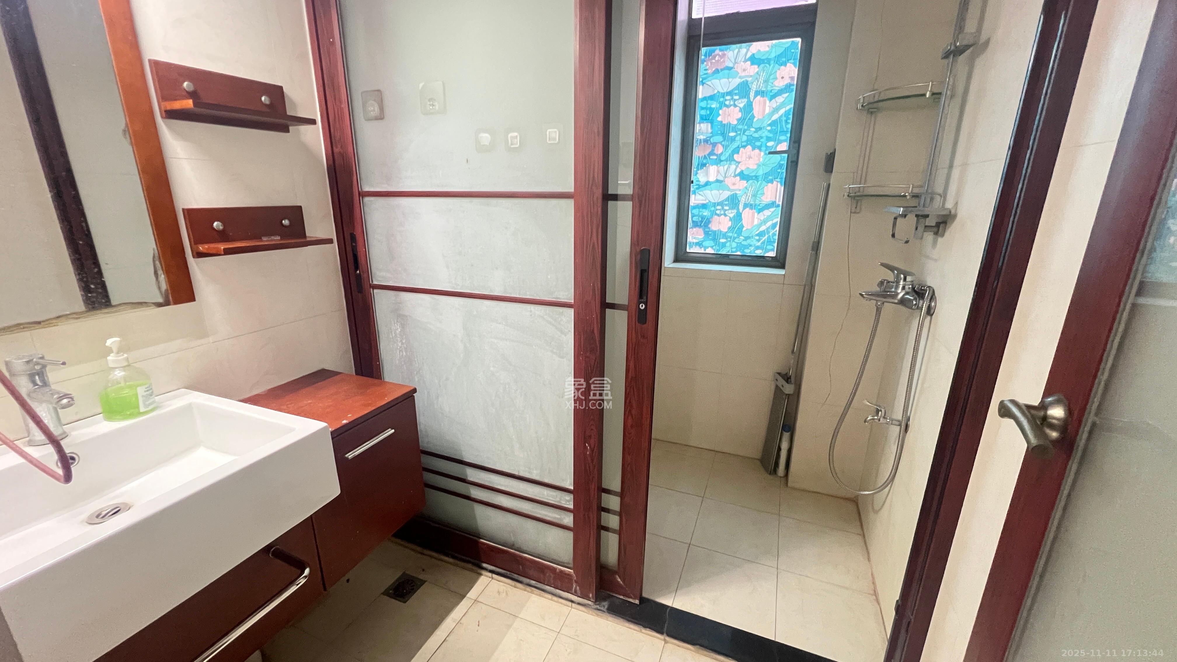 新城新世界一二三期  1室2厅1卫    2600.0元/月室内图