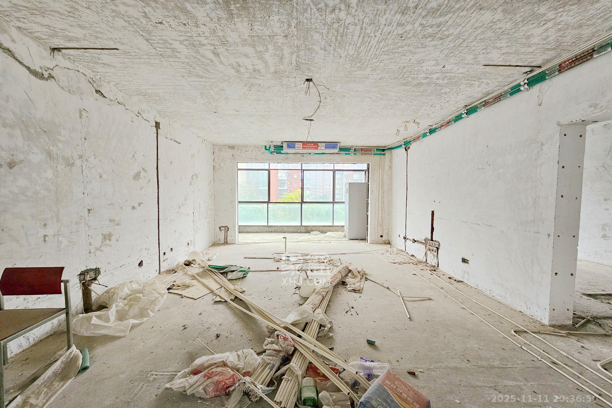 茂华国际湘  5室2厅2卫    180.0万客厅