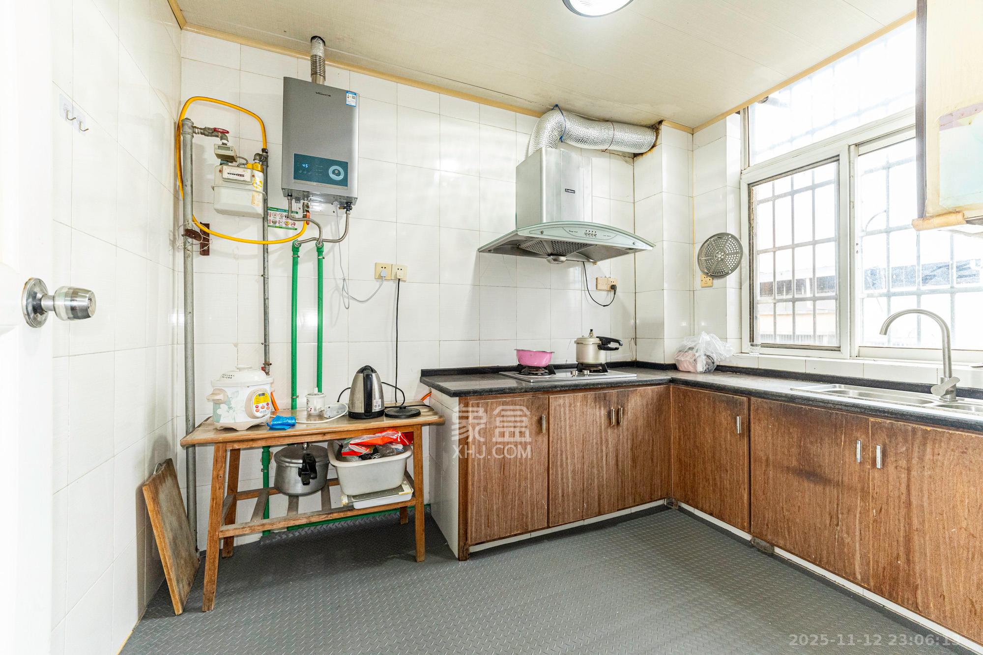 金岸教师公寓 3室2厅2卫 56.8万 金岸教师公寓 3室2厅2卫 56.8万厨房