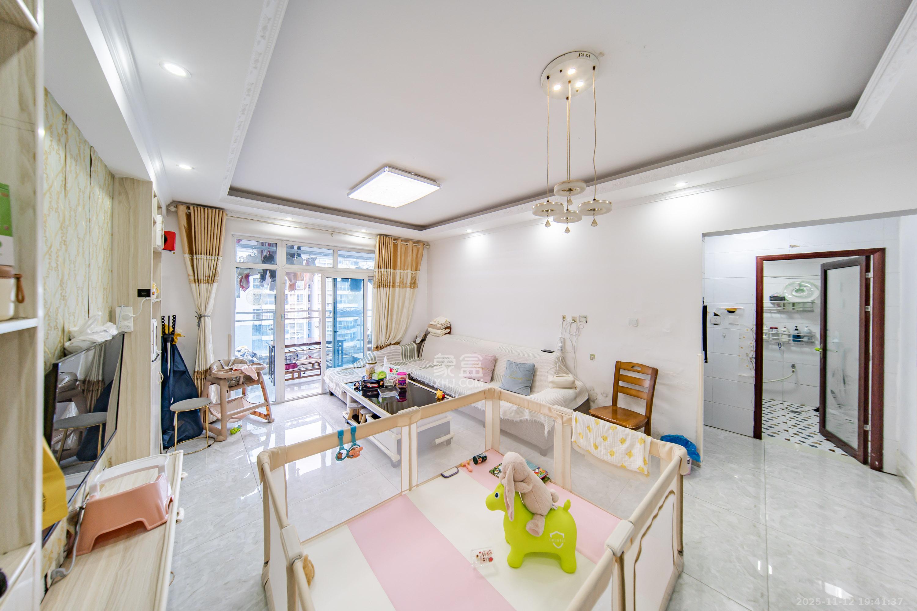 凯乐国际城 2室2厅1卫 102.0万 凯乐国际城 2室2厅1卫 102.0万客厅