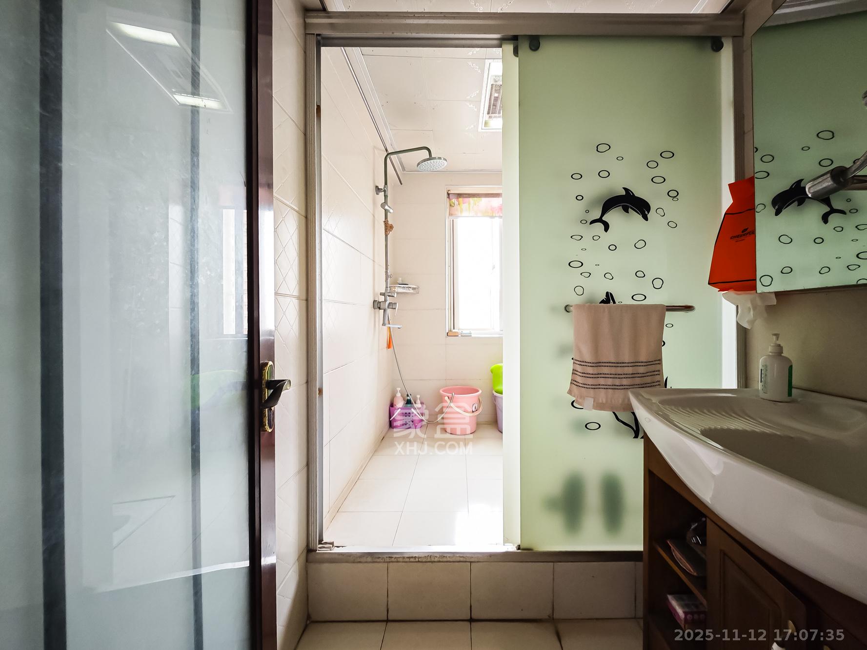 山语城一期  3室2厅2卫    98.0万卫生间