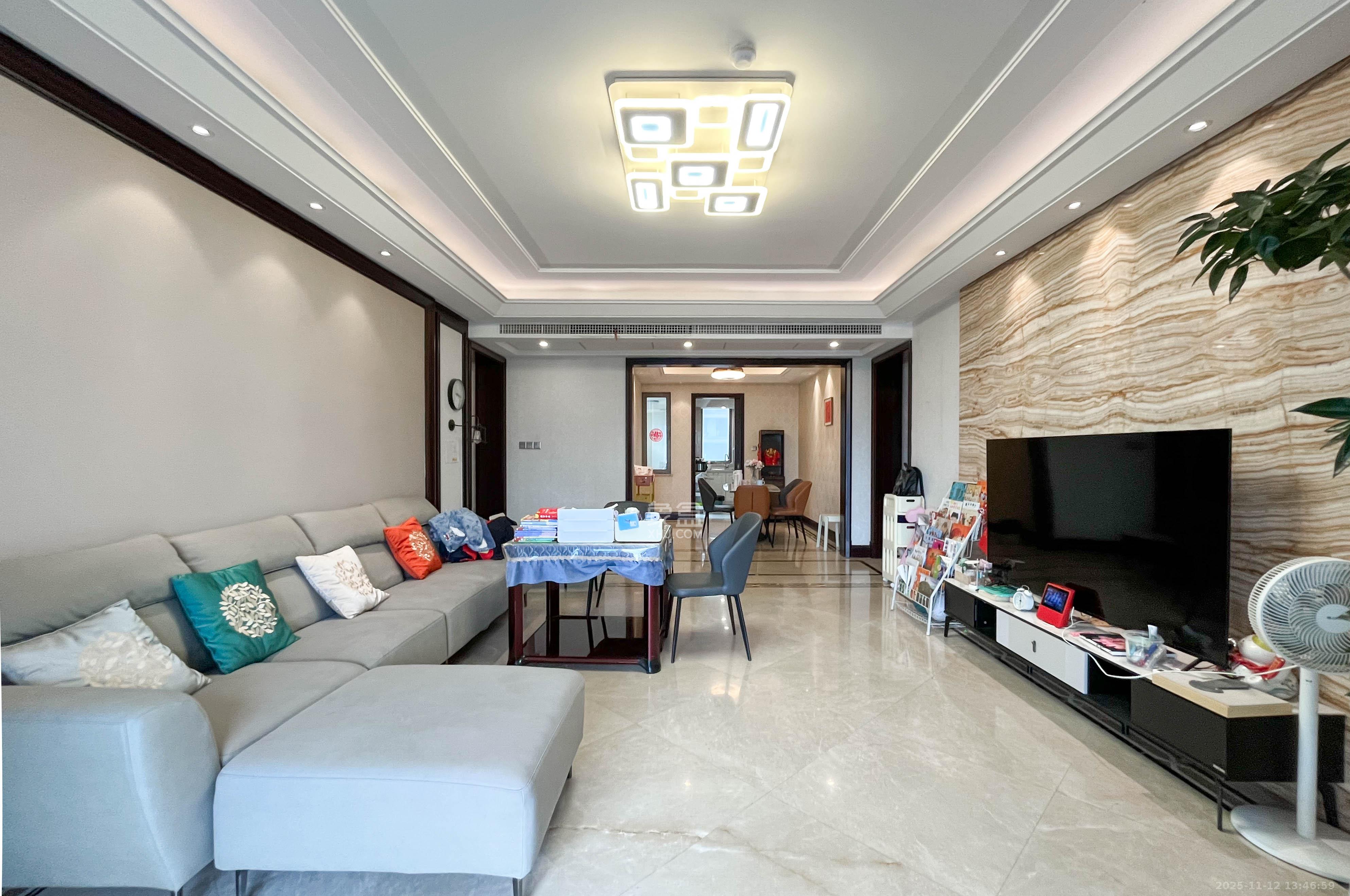 梅溪湖金茂府（金茂广场）（金茂览秀城）  1室2厅3卫    372.0万客厅