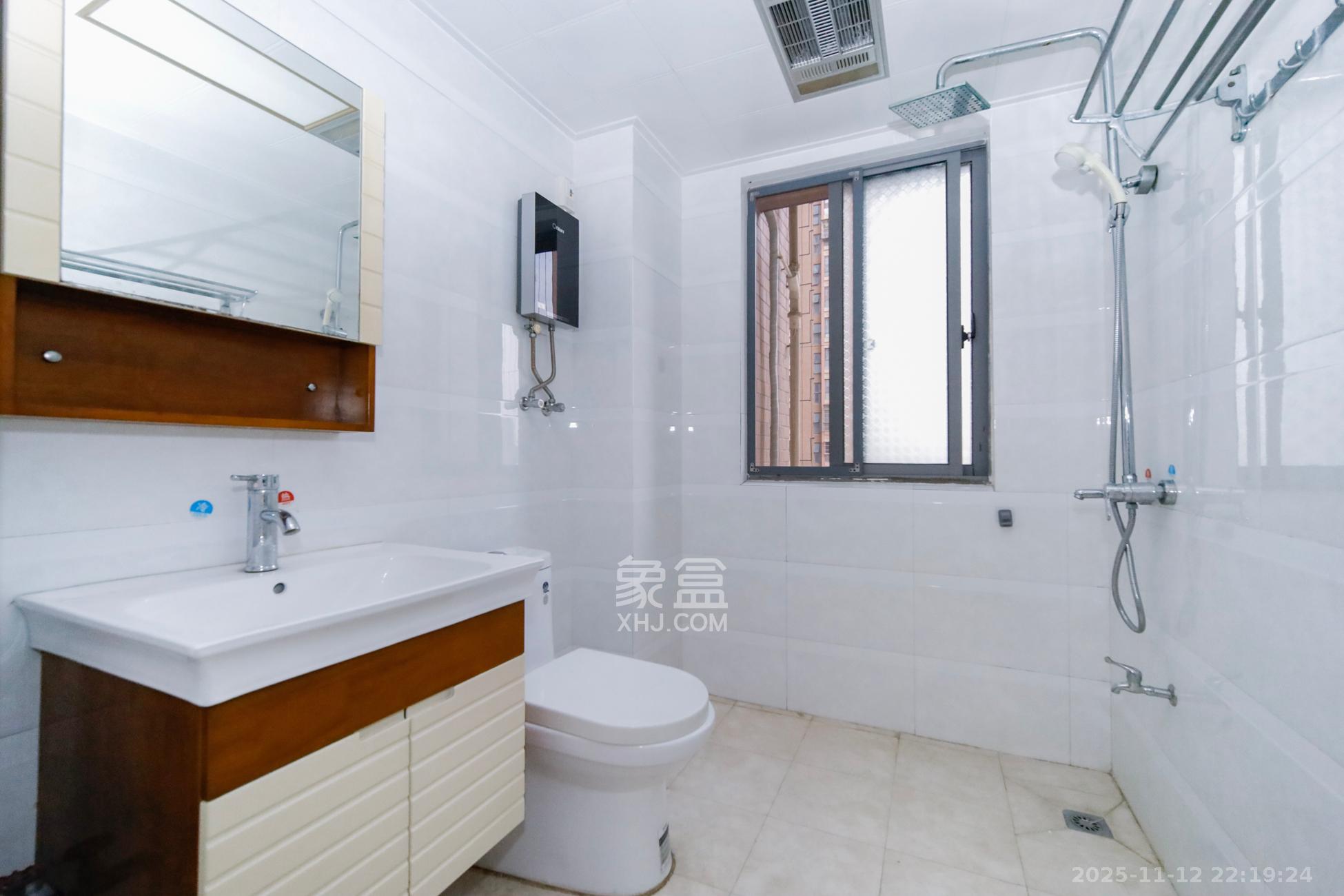 上海城小区  3室2厅2卫    88.0万卫生间