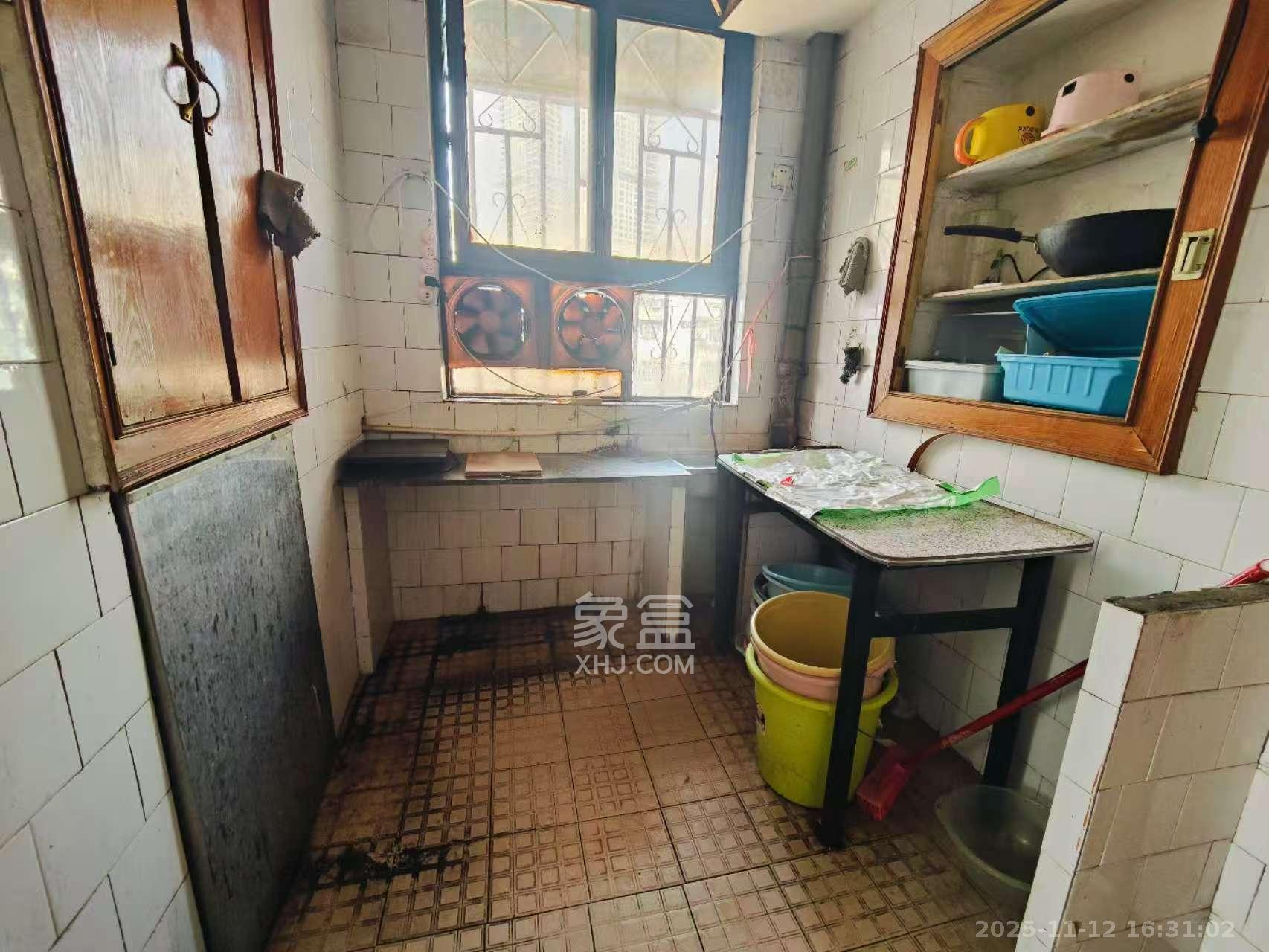 民主东街散盘  3室2厅2卫    1600.0元/月室内图