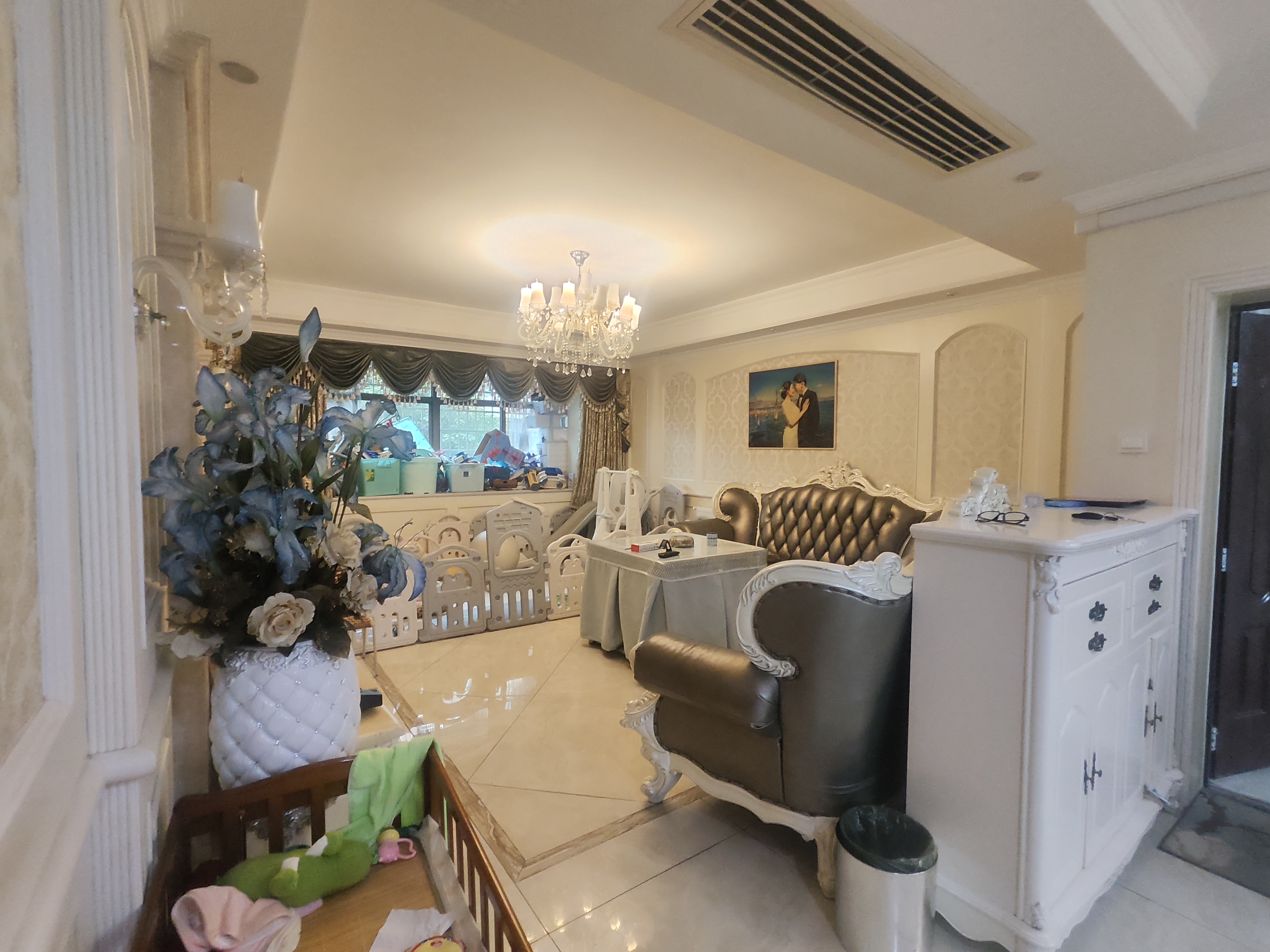 新公安局民警住宅小区  4室2厅2卫    88.0万客厅