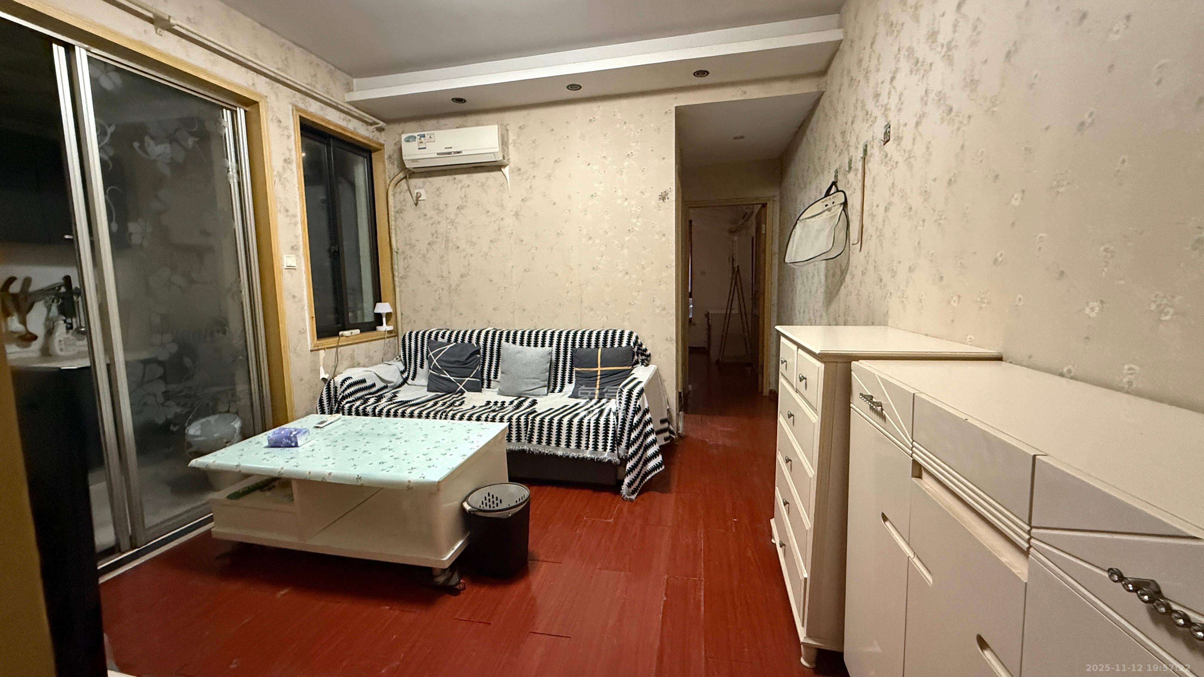 上东辛顿公寓  1室1厅1卫    1600.0元/月室内图